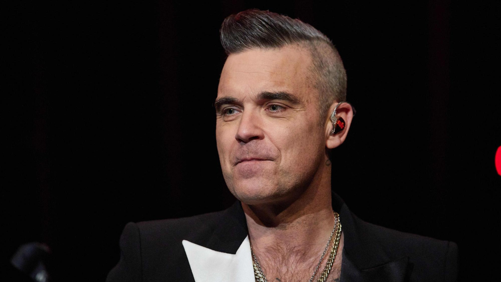 Robbie Williams steht am 3. Dezember 2019 auf der Bühne im Kehrwieder Theater in Hamburg.