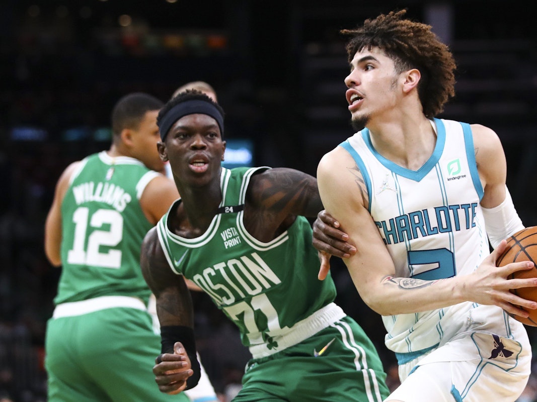 LaMelo Ball im Spiel gegen Dennis Schröder.