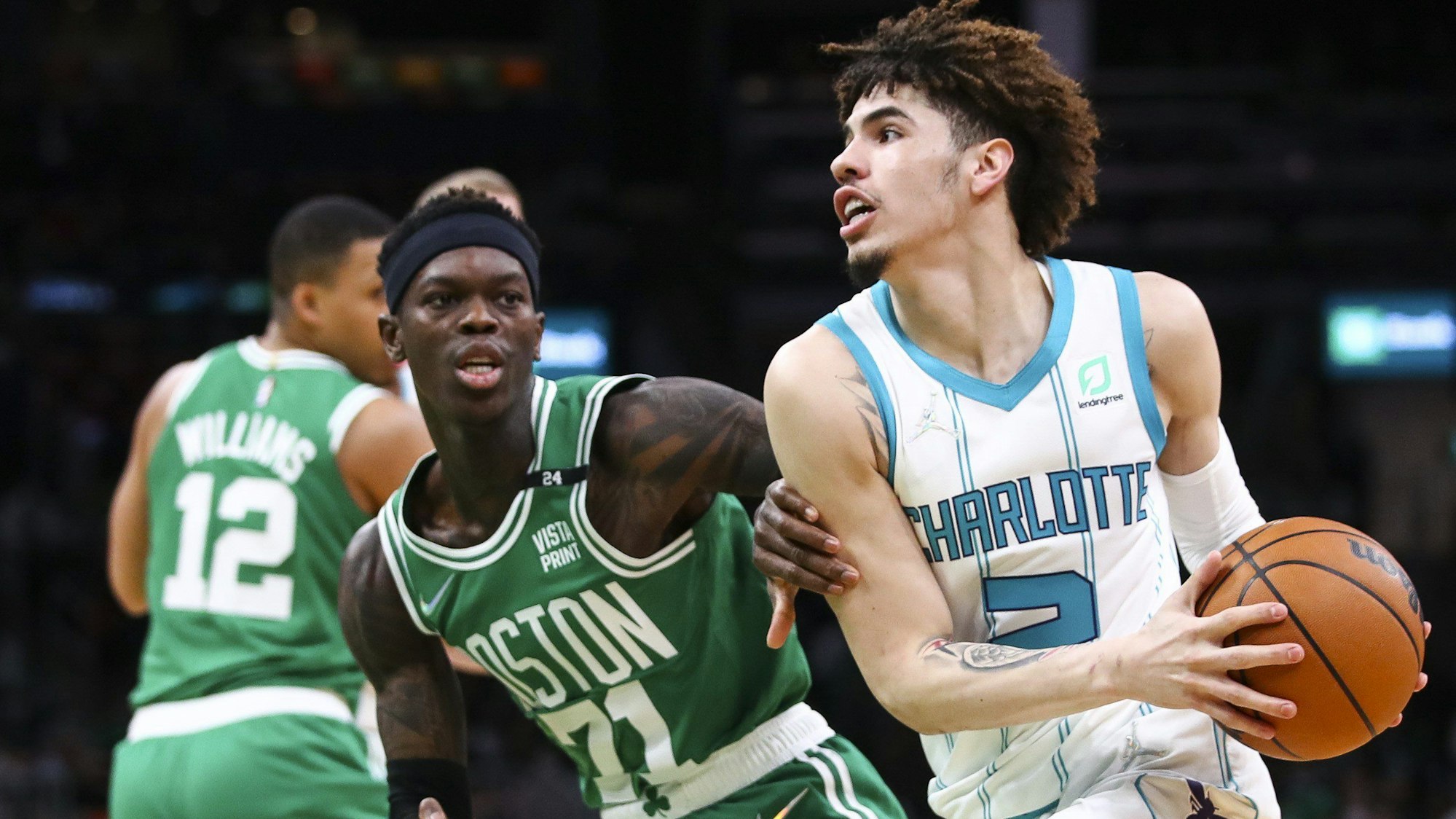 LaMelo Ball im Spiel gegen Dennis Schröder.