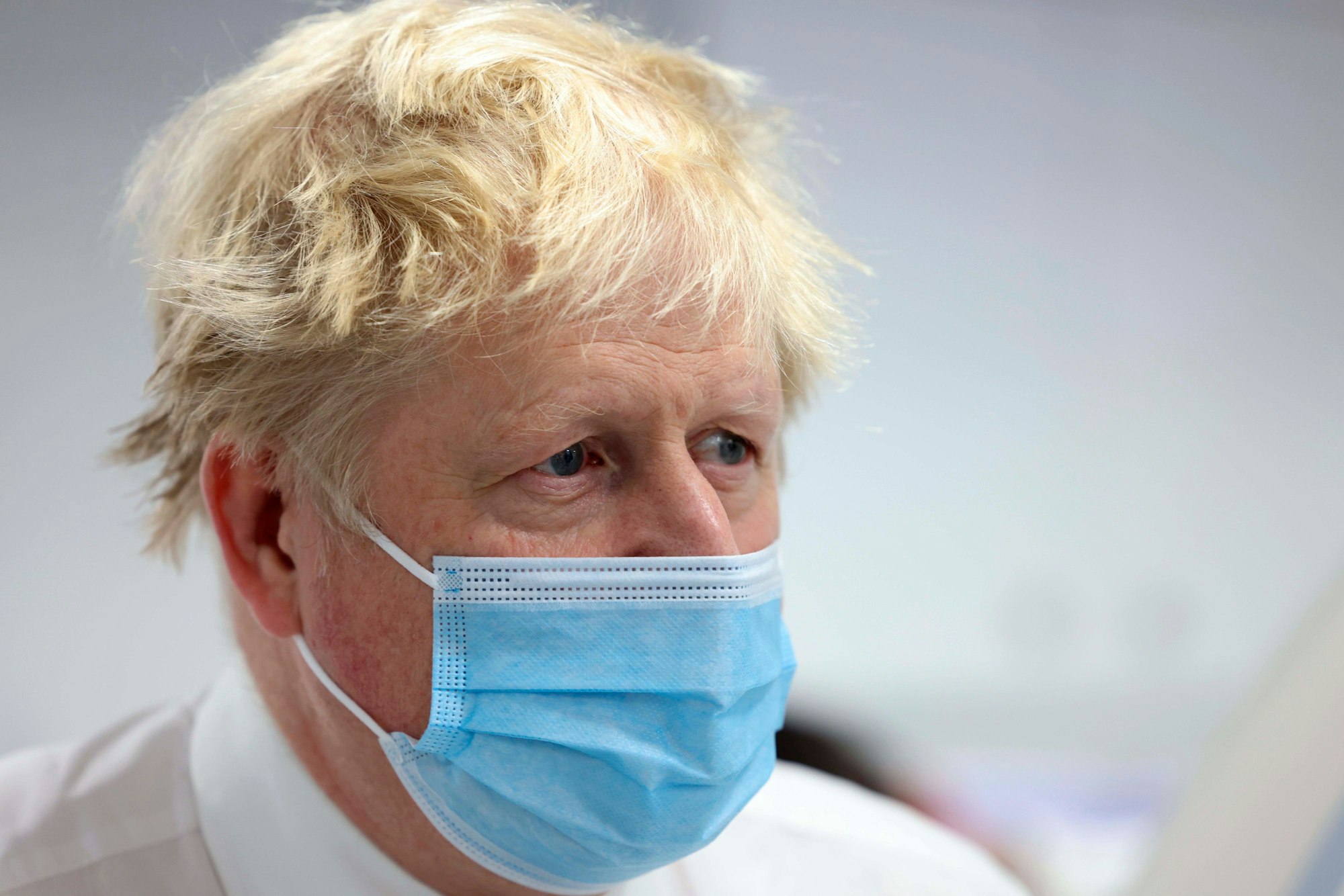 Boris Johnson, Premierminister von Großbritannien, trägt einen Mund-Nasen-Schutz. Foto vom 18. Januar 2022.