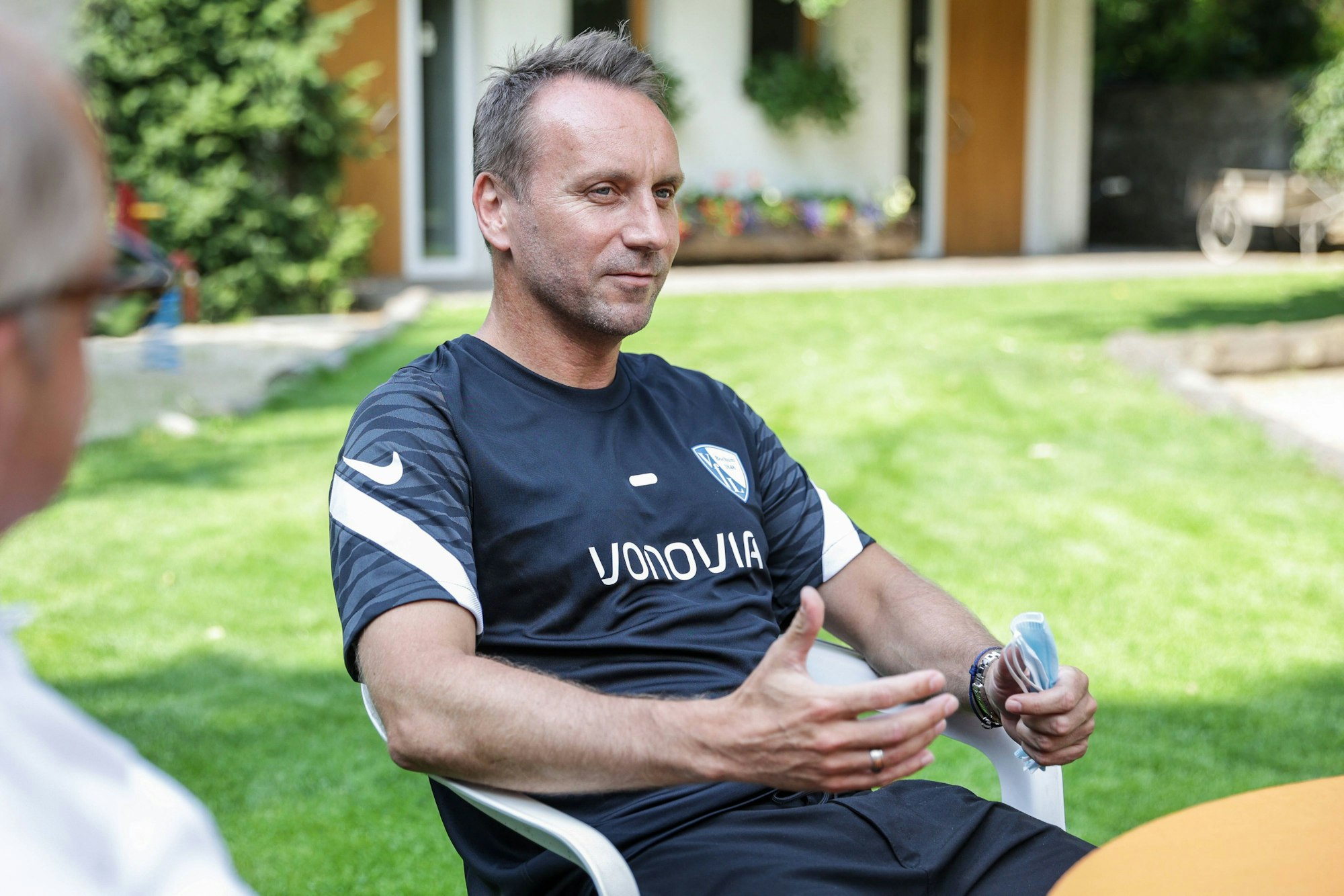 Bochums Manager Sebastian Schindzielorz gestikuliert.