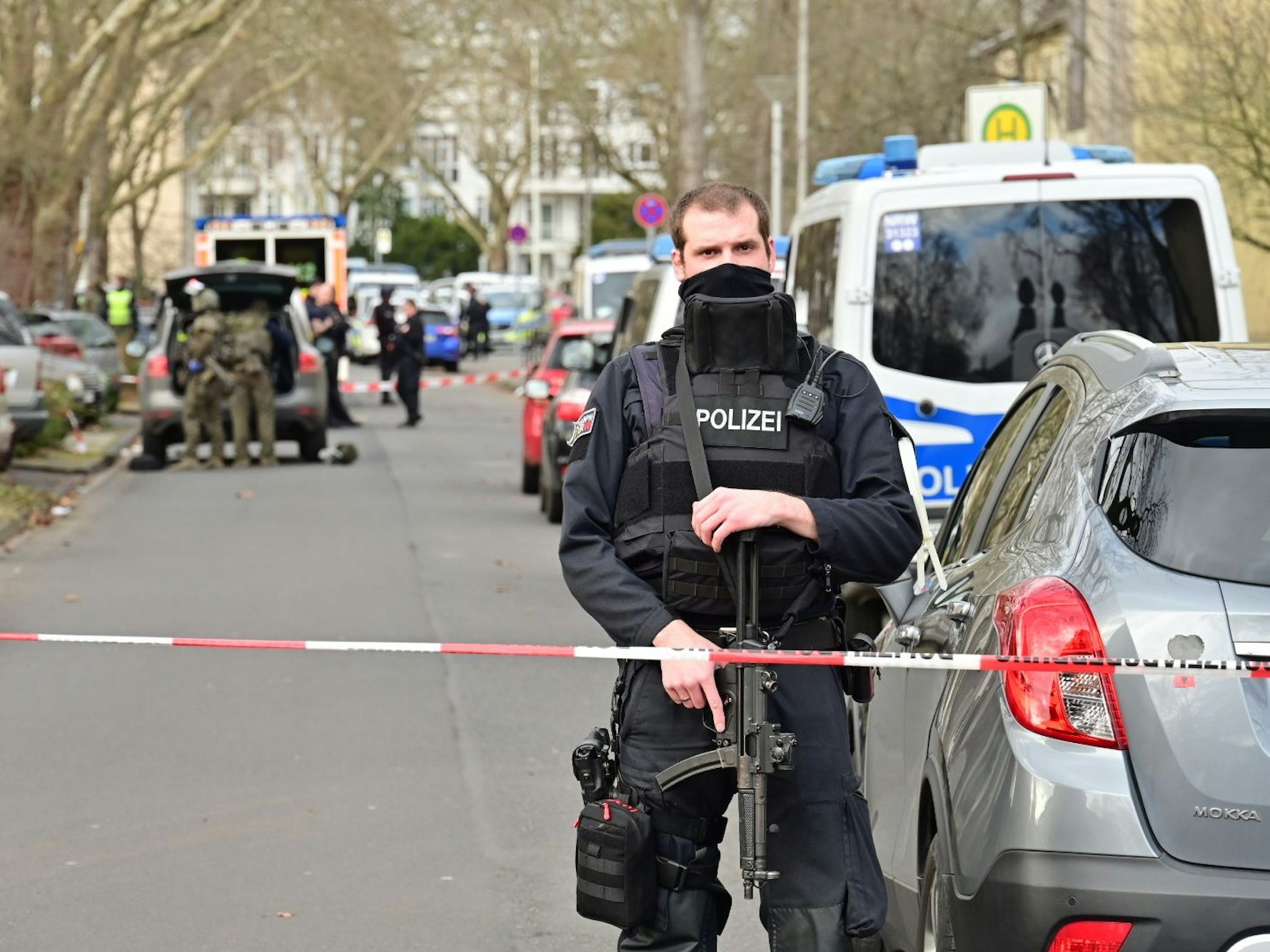 Einsatzkräfte stehen vor der Elisabeth-Selbert-Gesamtschule in Bonn.