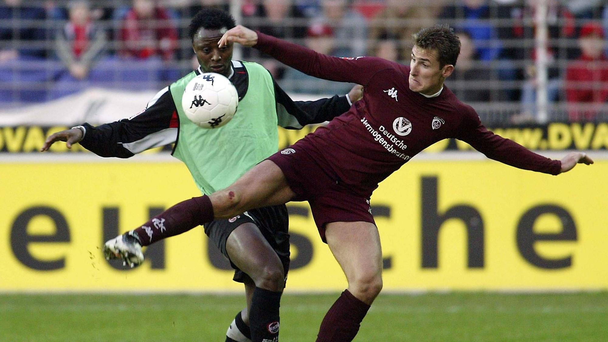 Moses Sichone im Zweikampf mit Miroslav Klose, der der Gleichgewicht verliert.