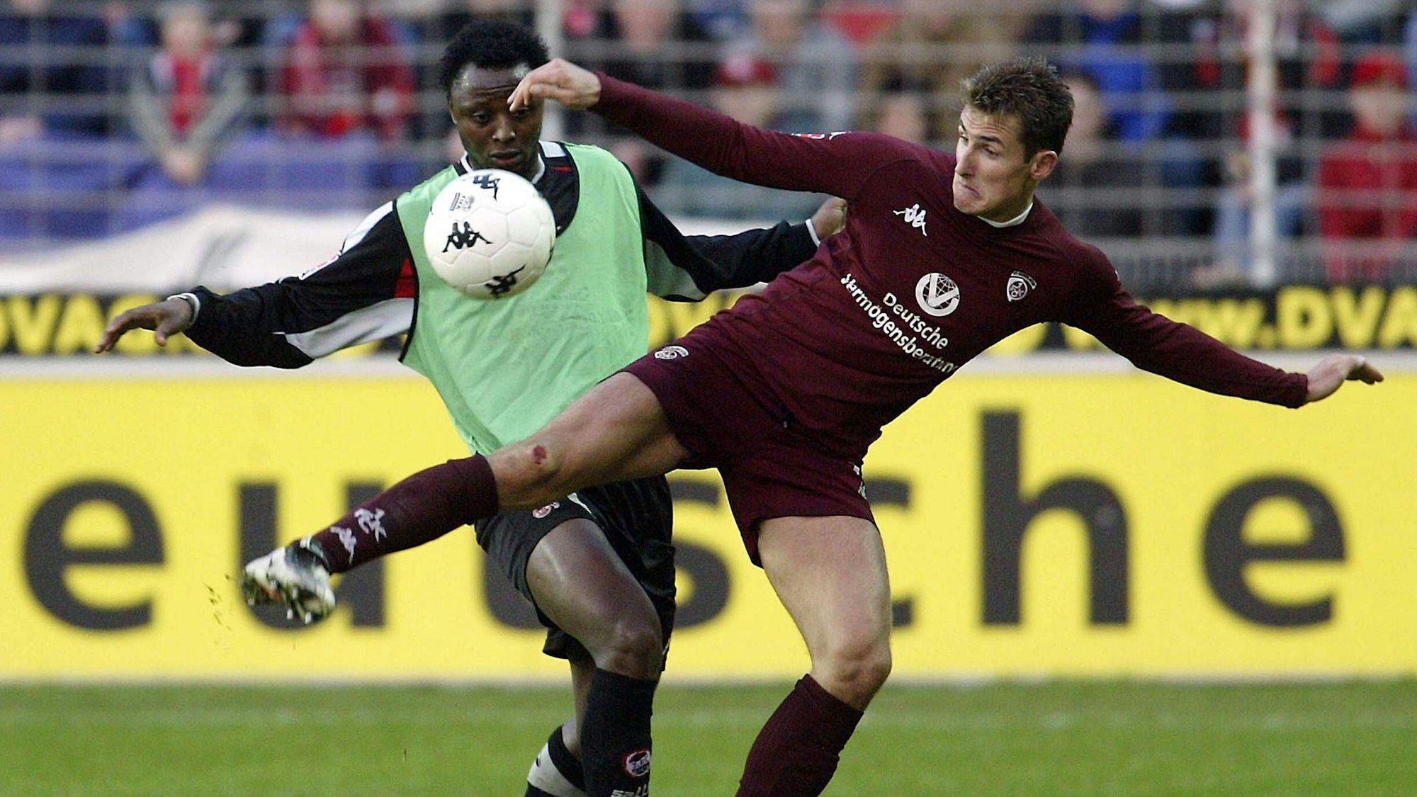 Moses Sichone im Zweikampf mit Miroslav Klose, der der Gleichgewicht verliert.