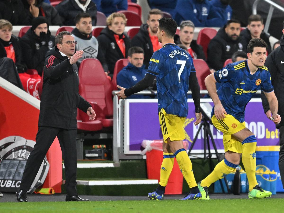 Cristiano Ronaldo wird ausgewechselt und klatscht mit Ralf Rangnick ab. Harry Maguire läuft auf das Spielfeld.
