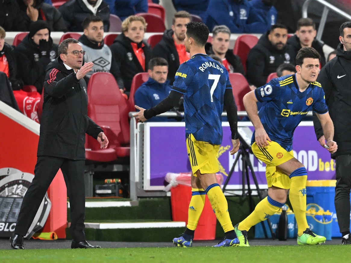 Cristiano Ronaldo wird ausgewechselt und klatscht mit Ralf Rangnick ab. Harry Maguire läuft auf das Spielfeld.