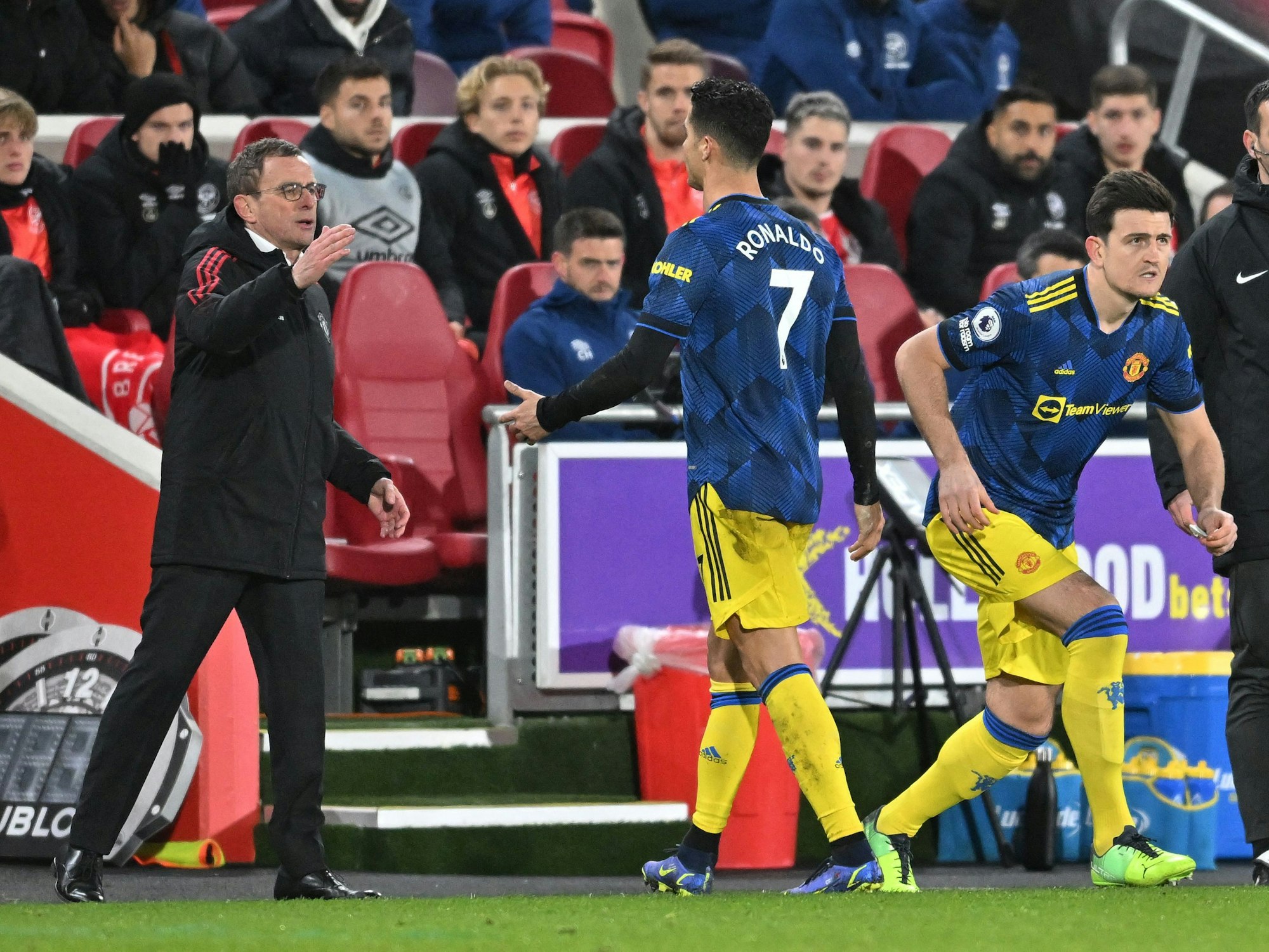 Cristiano Ronaldo wird ausgewechselt und klatscht mit Ralf Rangnick ab. Harry Maguire läuft auf das Spielfeld.