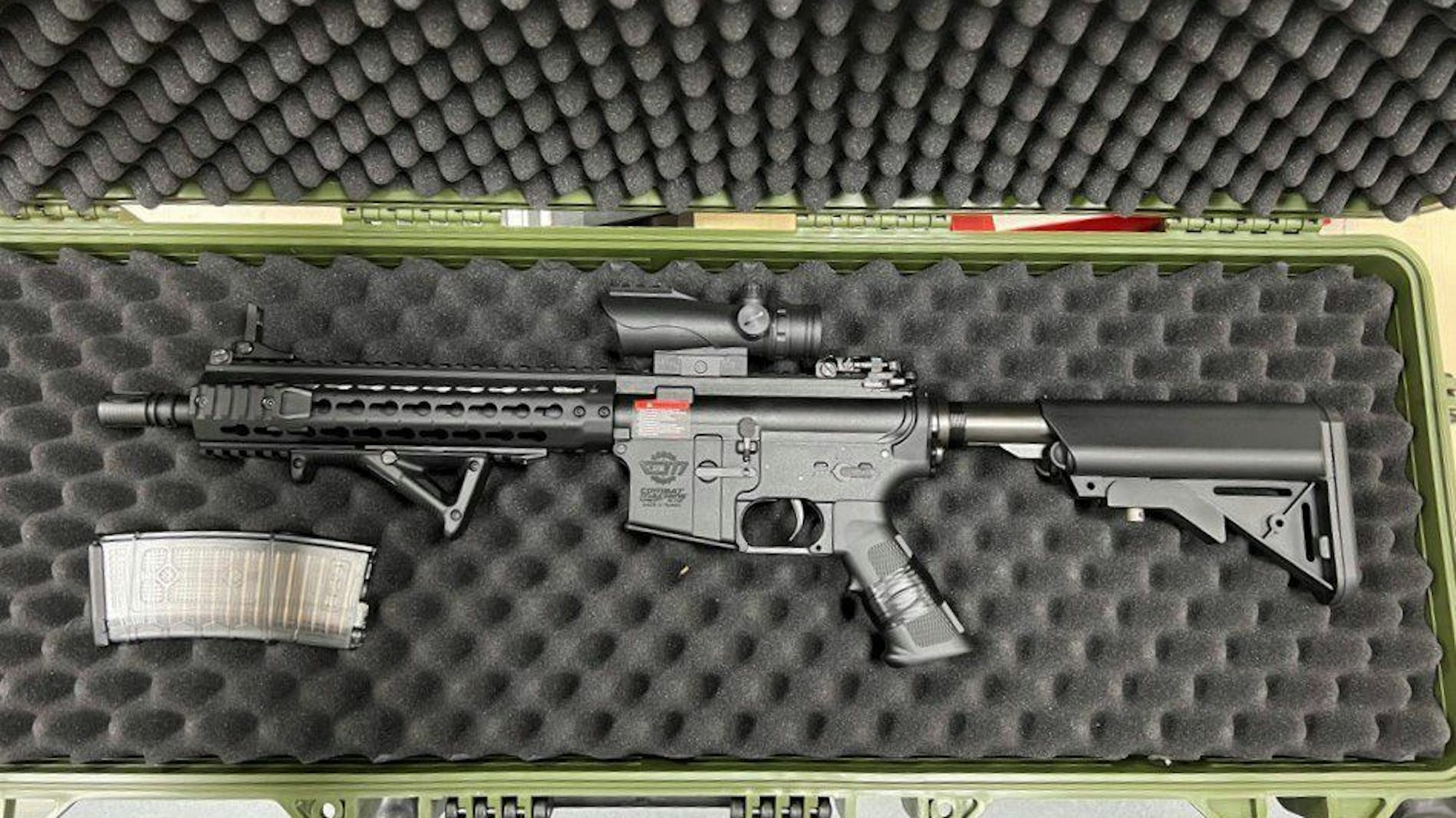 Ein vollautomatisches Softair-Maschinengewehr aus Metall liegt in einem Koffer bei der Polizei in Köln.