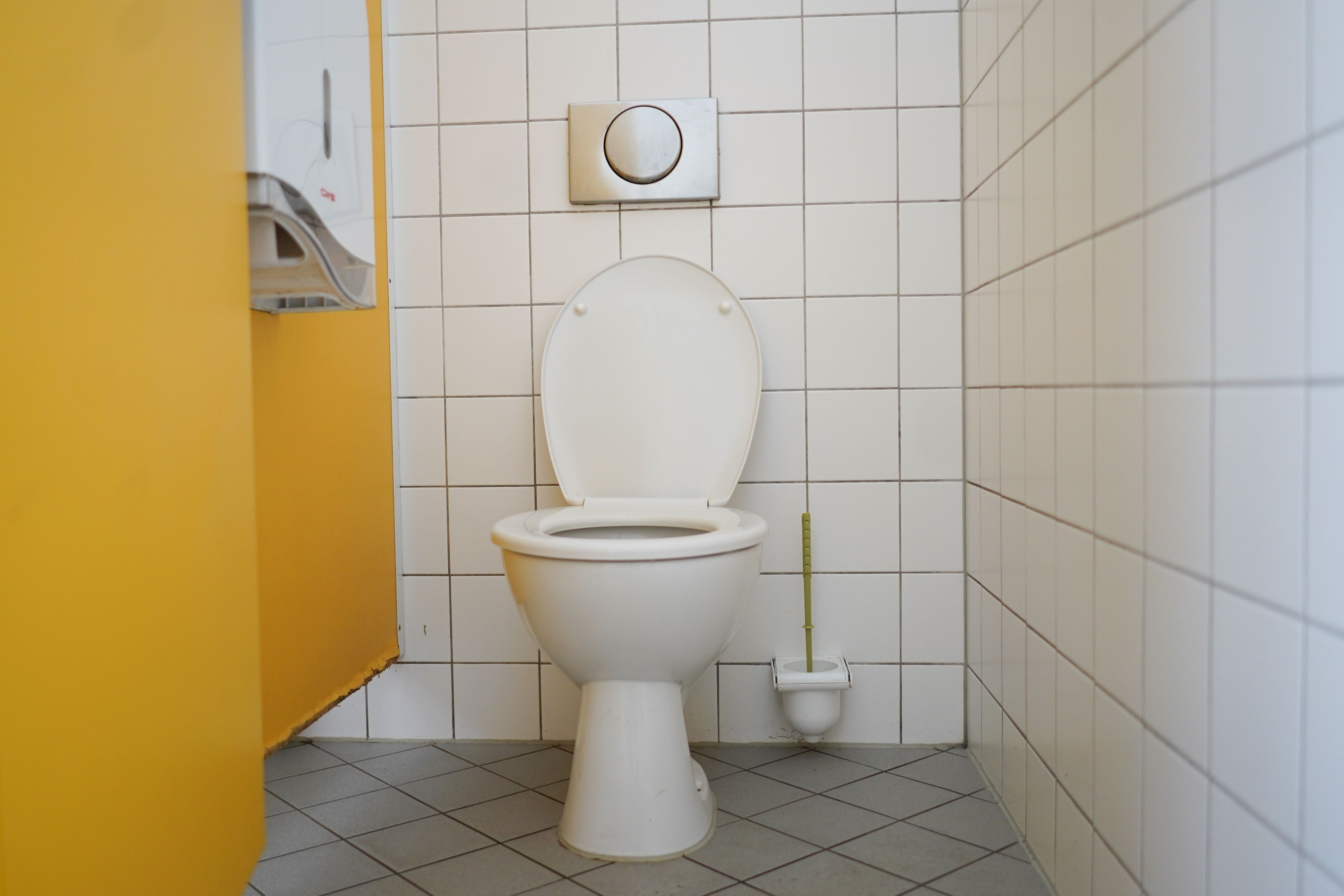 Blick in eine Schultoilette in Berlin. Symbolbild vom 15. Oktober 2018.