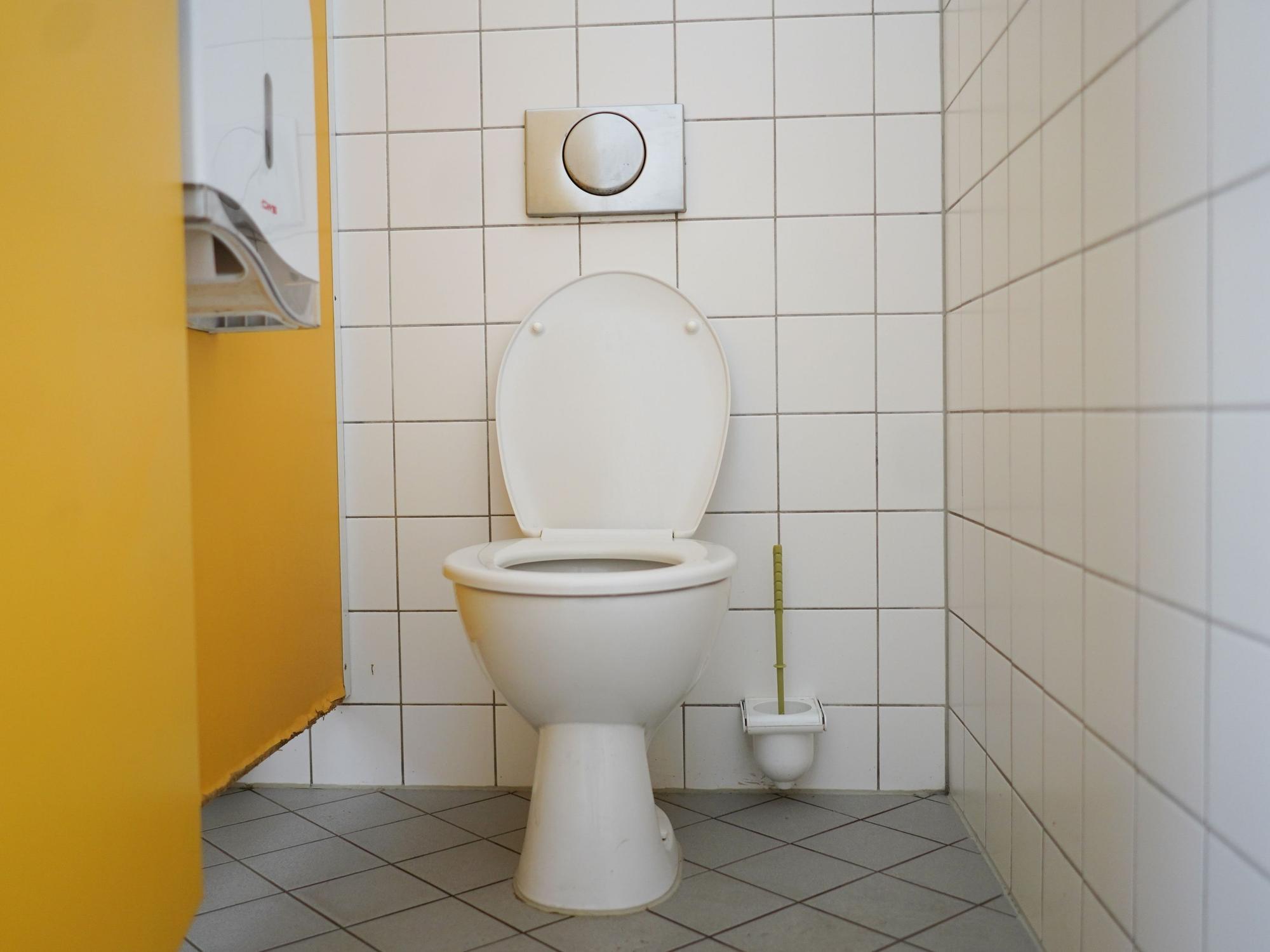 Blick in eine Schultoilette in Berlin. Symbolbild vom 15. Oktober 2018.