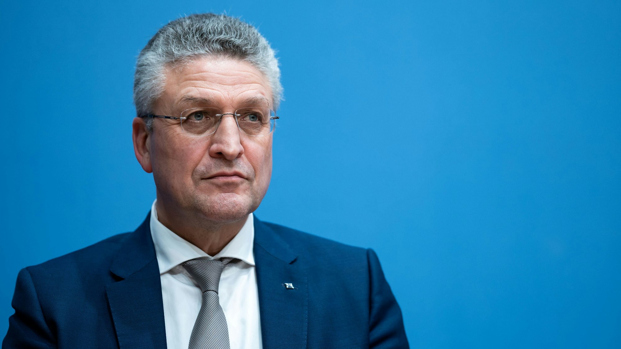 Das Robert Koch-Institut veröffentlicht Schätzwerte, weil die Omikron-Welle nicht mehr zu überblicken ist.