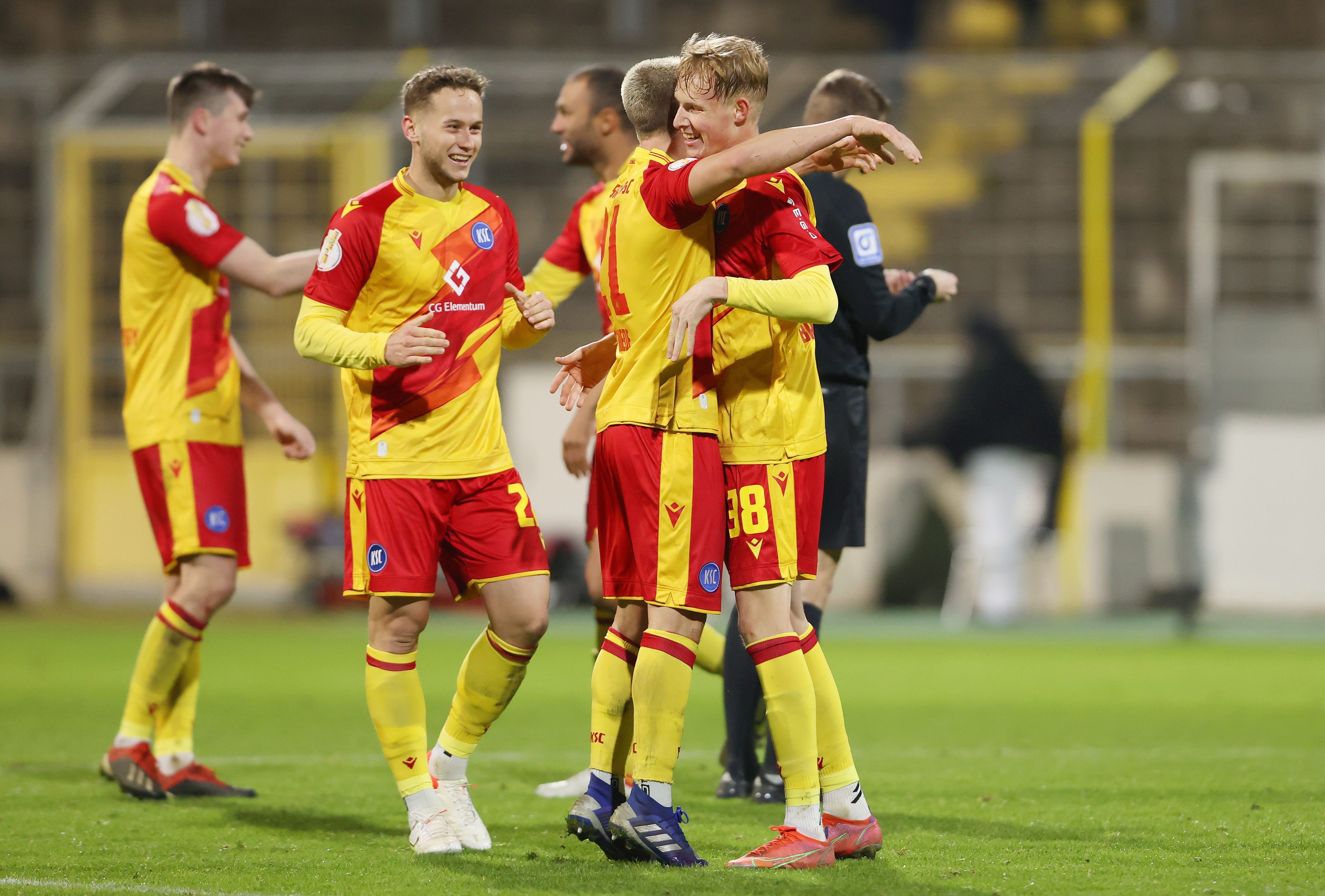 Tim Breithaupt vom Karlsruher SC feiert mit seinen Teamkameraden den Sieg.