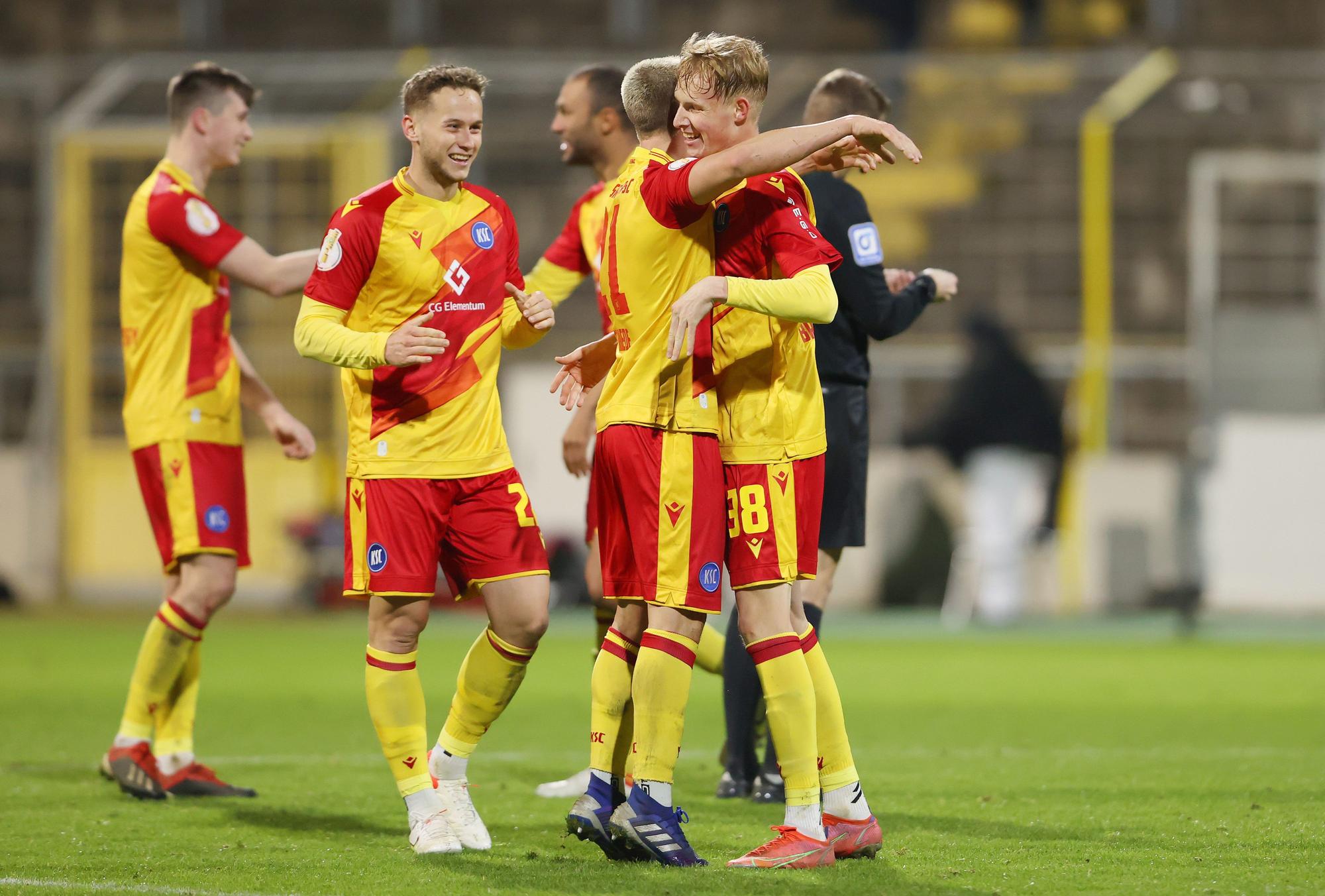 Tim Breithaupt vom Karlsruher SC feiert mit seinen Teamkameraden den Sieg.