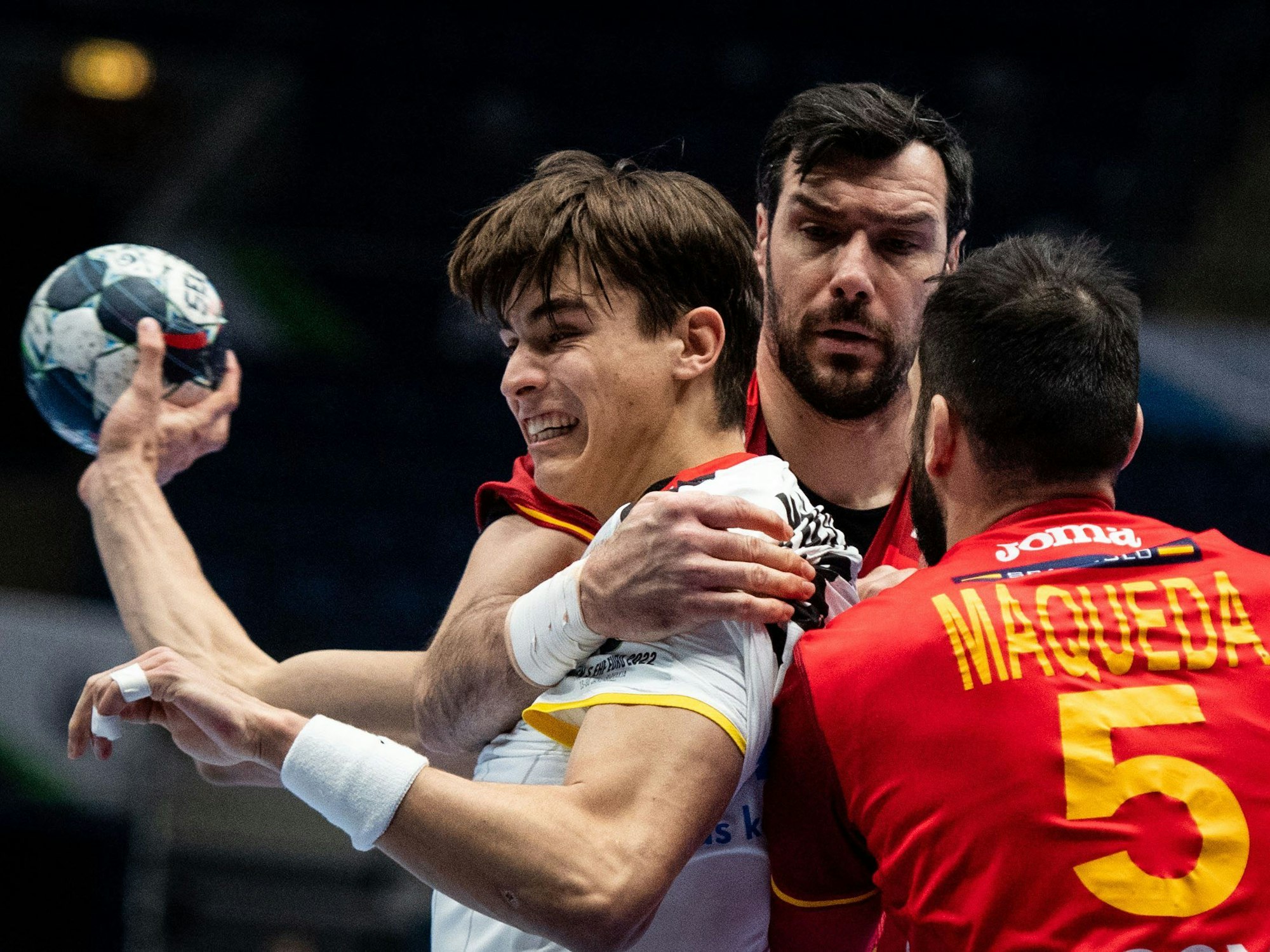 Deutschlands Julian Koster versucht sich gegen zwei Spanier durchzusetzen.