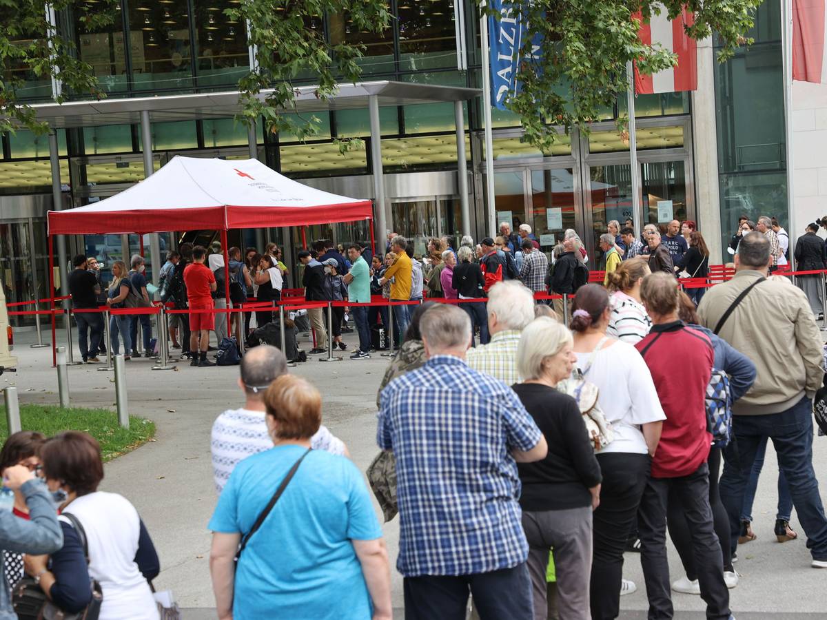 Menschen stehen vor dem Kongresshaus von Salzburg, um eine Impfung gegen das Coronavirus zu erhalten