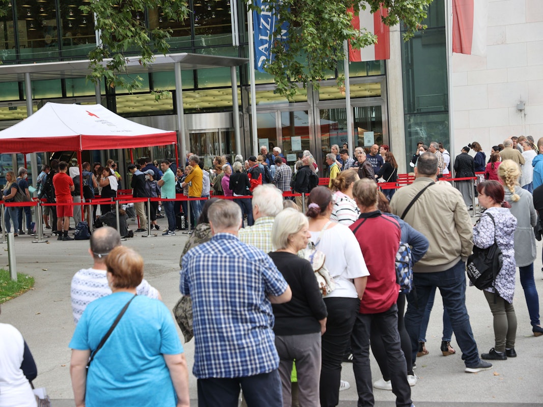 Menschen stehen vor dem Kongresshaus von Salzburg, um eine Impfung gegen das Coronavirus zu erhalten