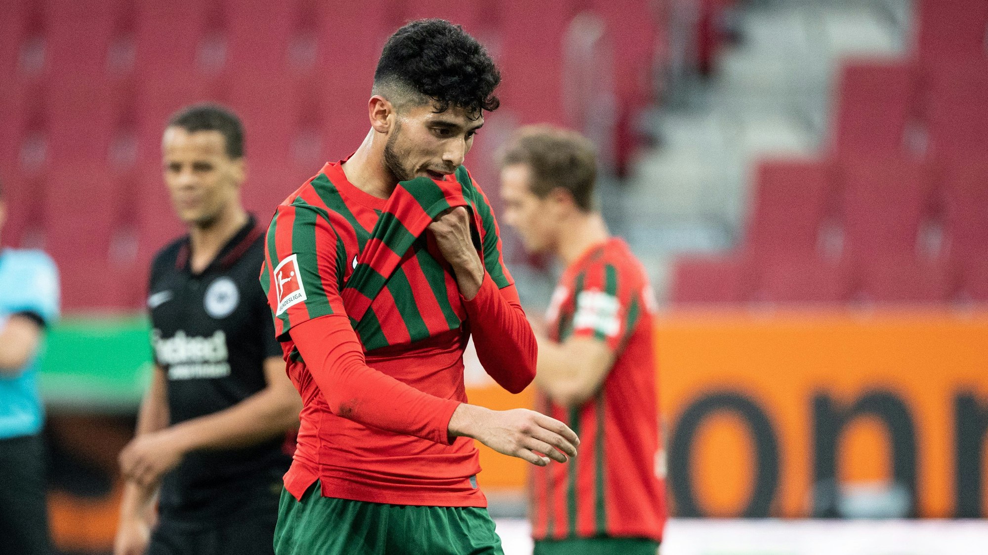 Ricardo Pepi wischt sich mit dem Trikot durch das Gesicht.