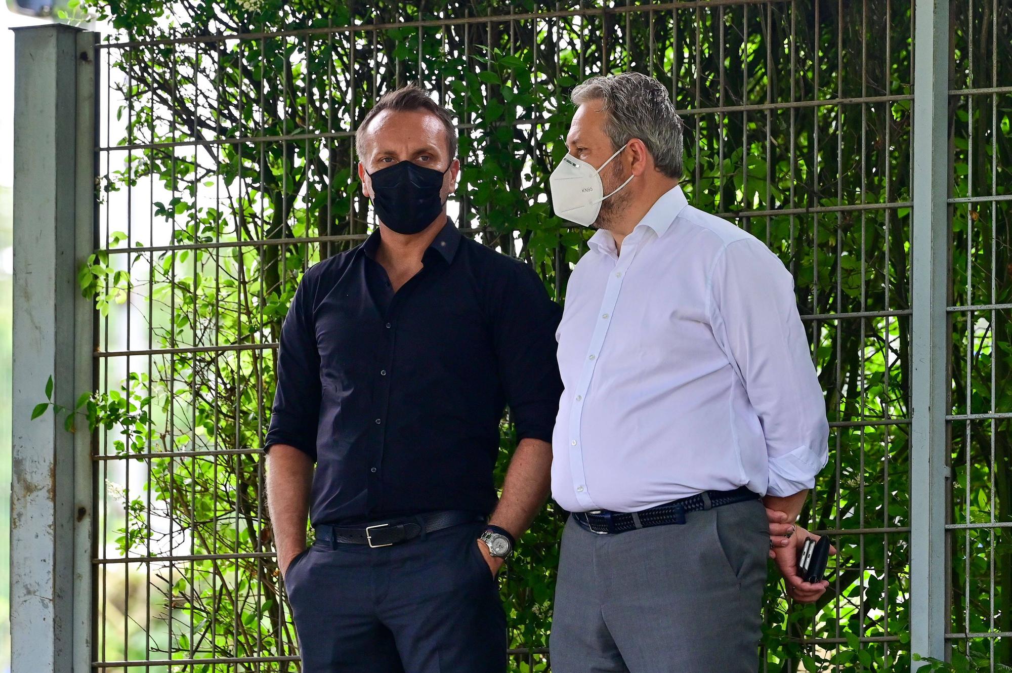 Sebastian Schindzielorz und Ilja Kaenzig, beide Geschäftsführer des VfL Bochum, besprechen sich.