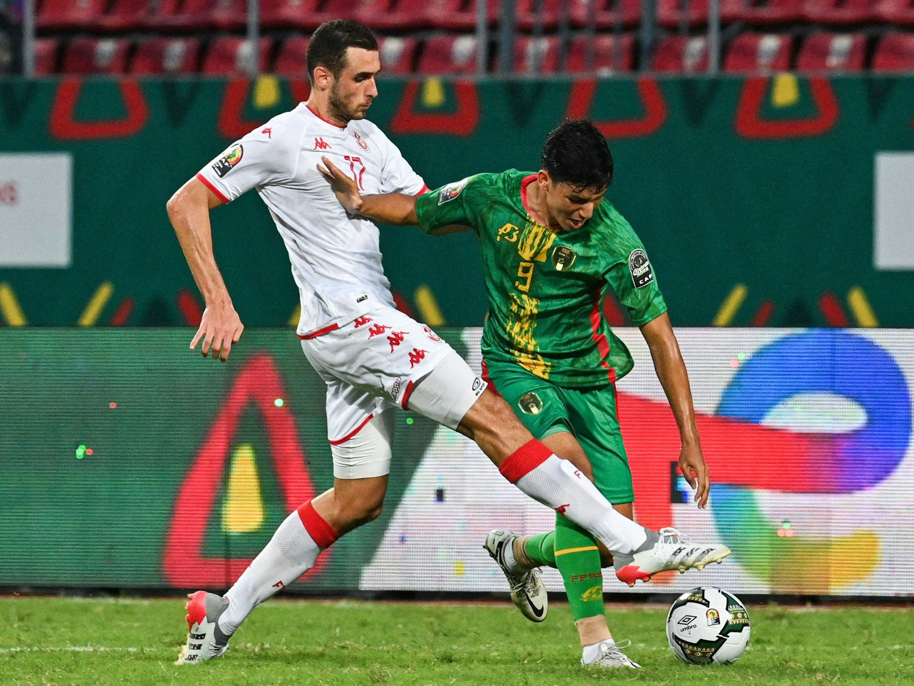 Ellyes Skhiri im Zweikampf mit Hemeya Tanjy.