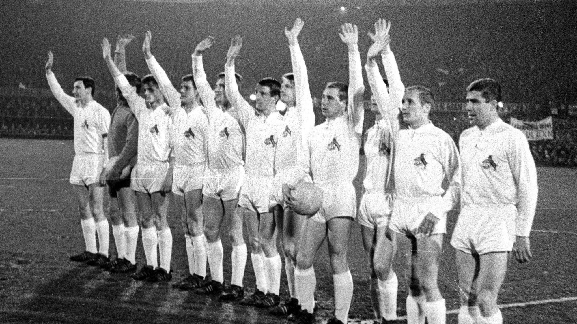 Die Mannschaft aufgereiht auf dem Platz und wink den Zuschauern.