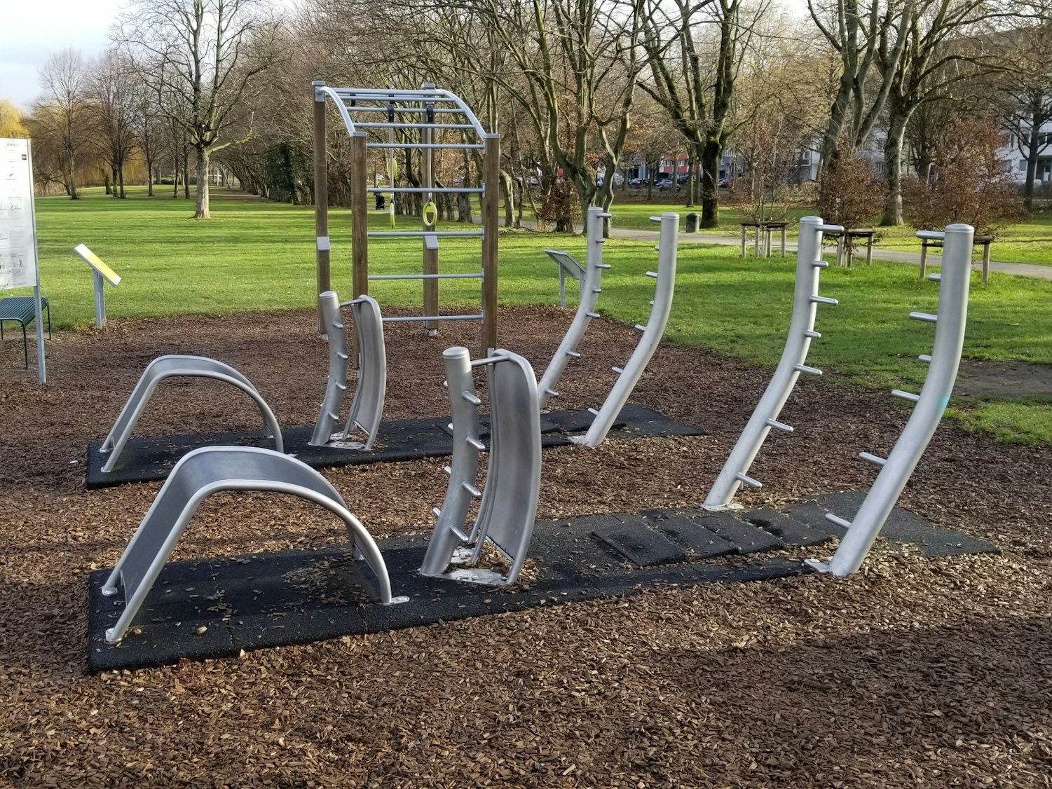 Im Lohsepark sind zudem mehrere Fitnessgeräte aufgebaut. Wer also nicht nur Basketball spielen möchte, kommt hier auch auf seine Kosten.