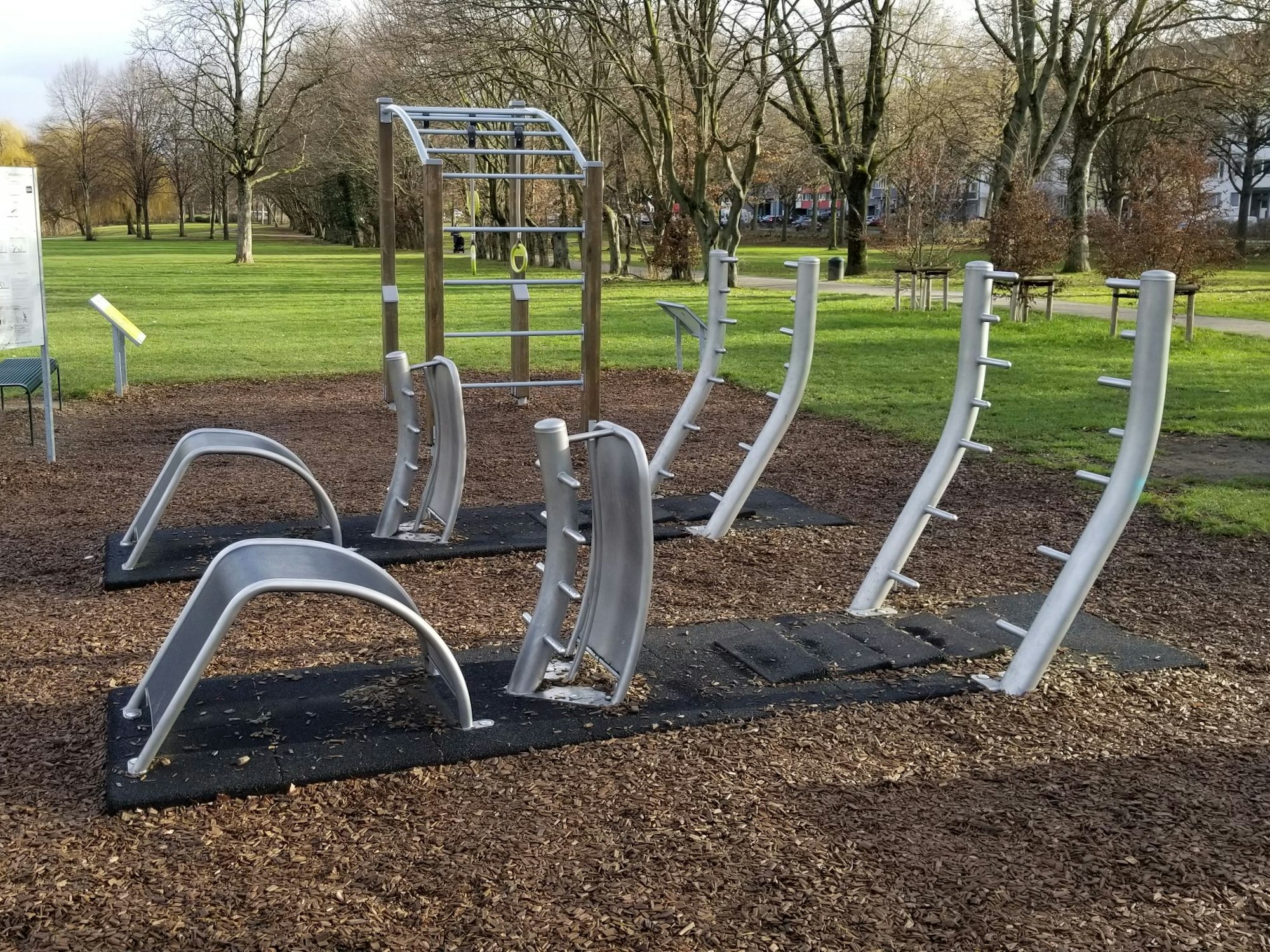 Im Lohsepark sind zudem mehrere Fitnessgeräte aufgebaut. Wer also nicht nur Basketball spielen möchte, kommt hier auch auf seine Kosten.