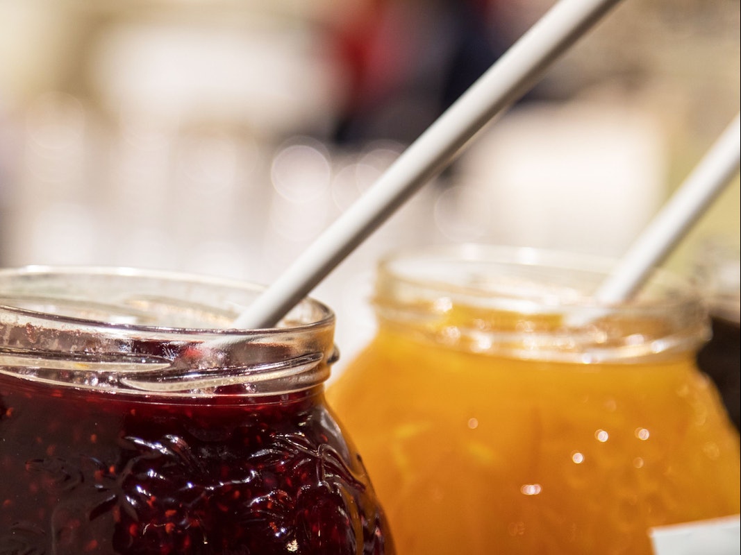 Im Orangen-Fruchtaufstrich der Marke Den Gamle Fabrik wurden Glassplitter gefunden. Das Unternehmen hat daher vor dem Verzehr gewarnt. Das Symbolbild zeigt zwei Gläser mit Fruchtaufstrich.