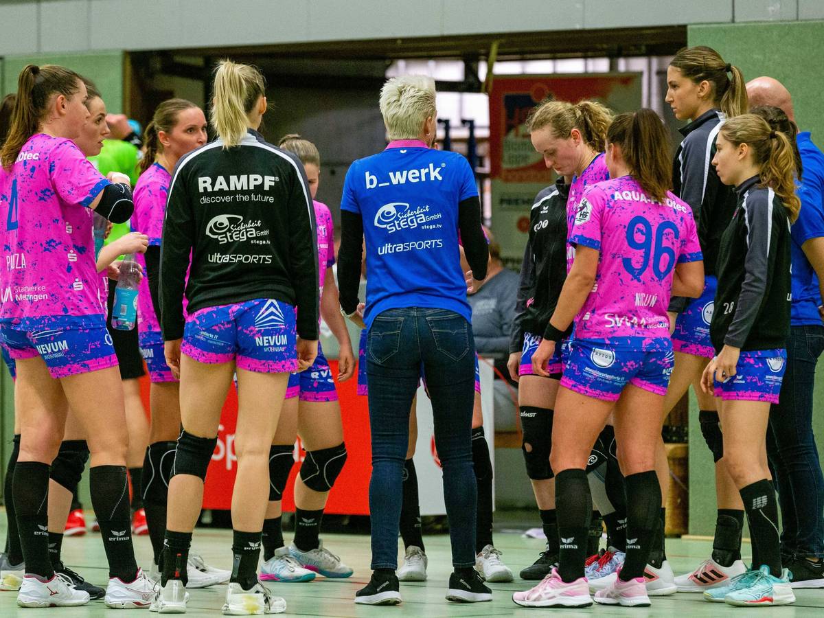 Die Spielerinnen der TuS Metzingen stehen während einer Auszeit beieinander