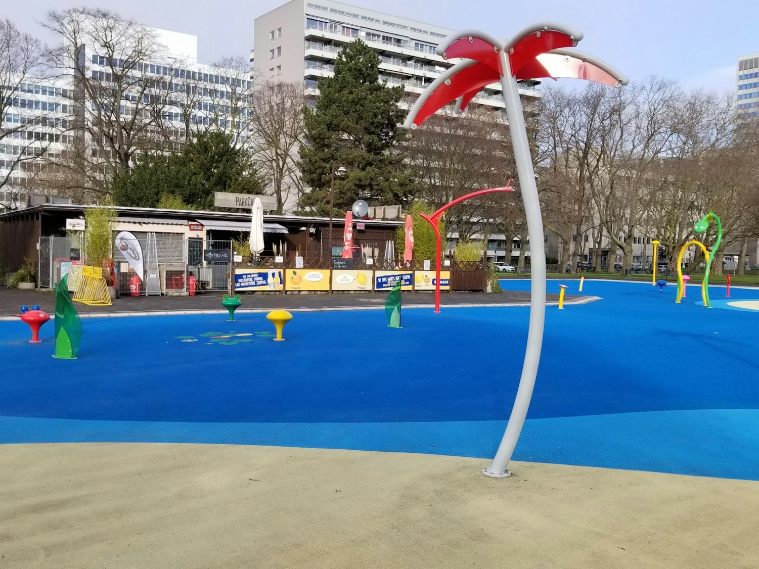 Auf jeden Fall im Sommer ein Highlight: der Wasserspielplatz direkt neben der Basketballanlage.