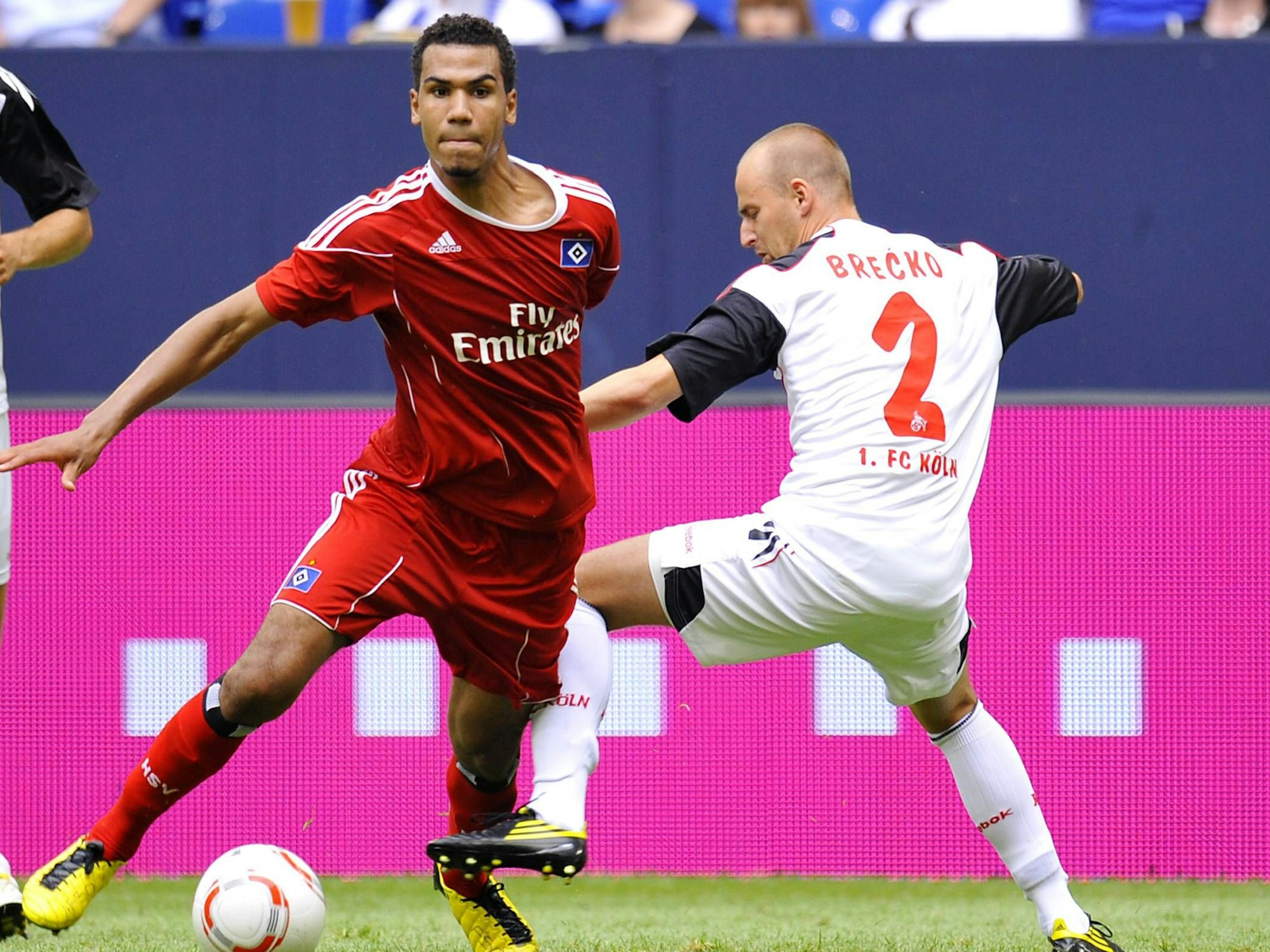 Eric-Maxim Choupo-Moting legt den Ball an Miso Brecko vorbei.