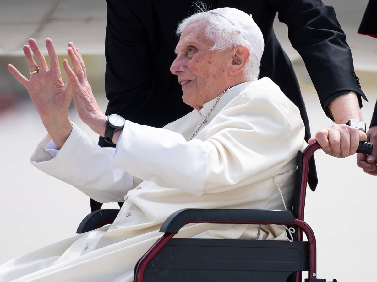 Der emeritierte Papst Benedikt XVI. winkt am Flughafen München. Foto vom 22. Juni 2020.