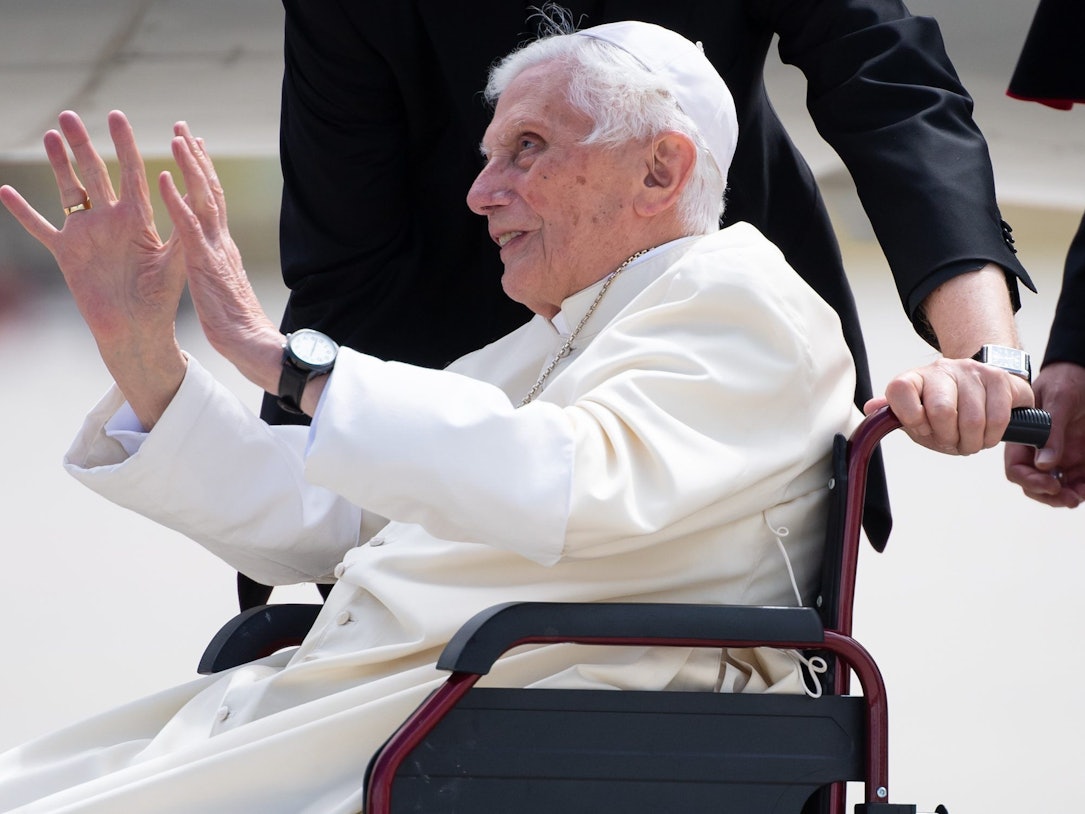 Der emeritierte Papst Benedikt XVI. winkt am Flughafen München. Foto vom 22. Juni 2020.