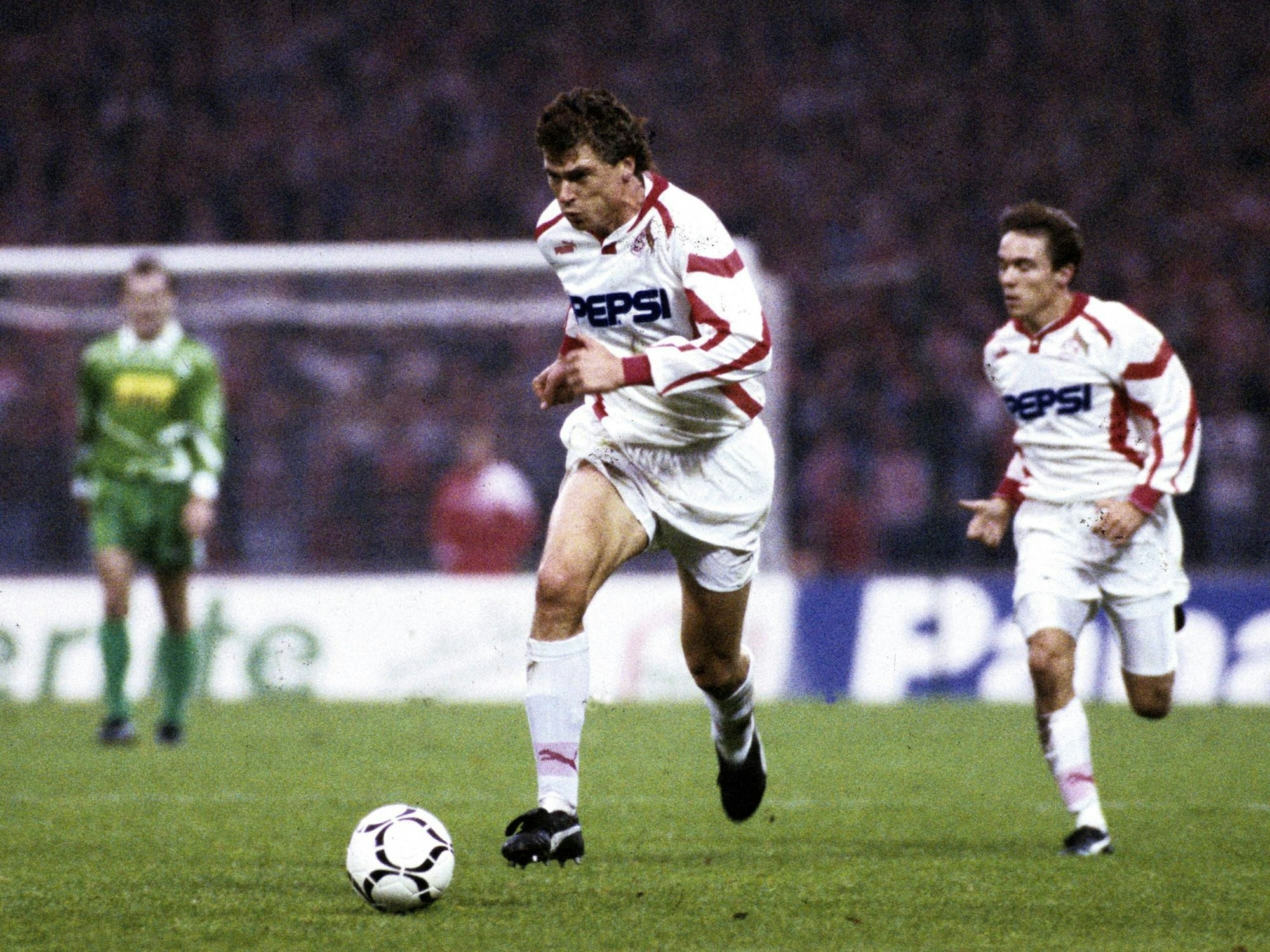 Toni Polster führt den Ball.