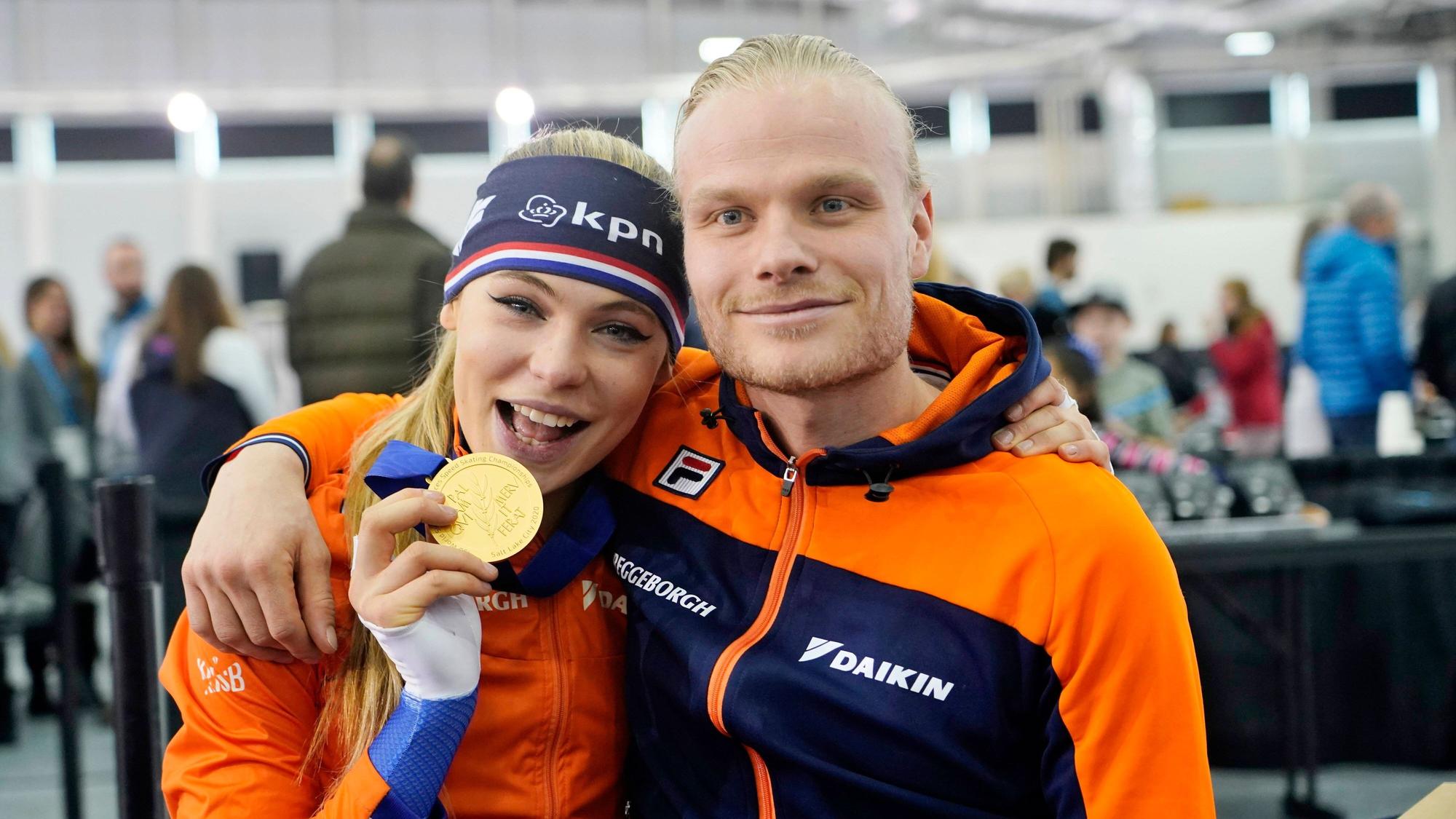 Jutta Leerdam und Koen Verweij lächeln in die Kamera