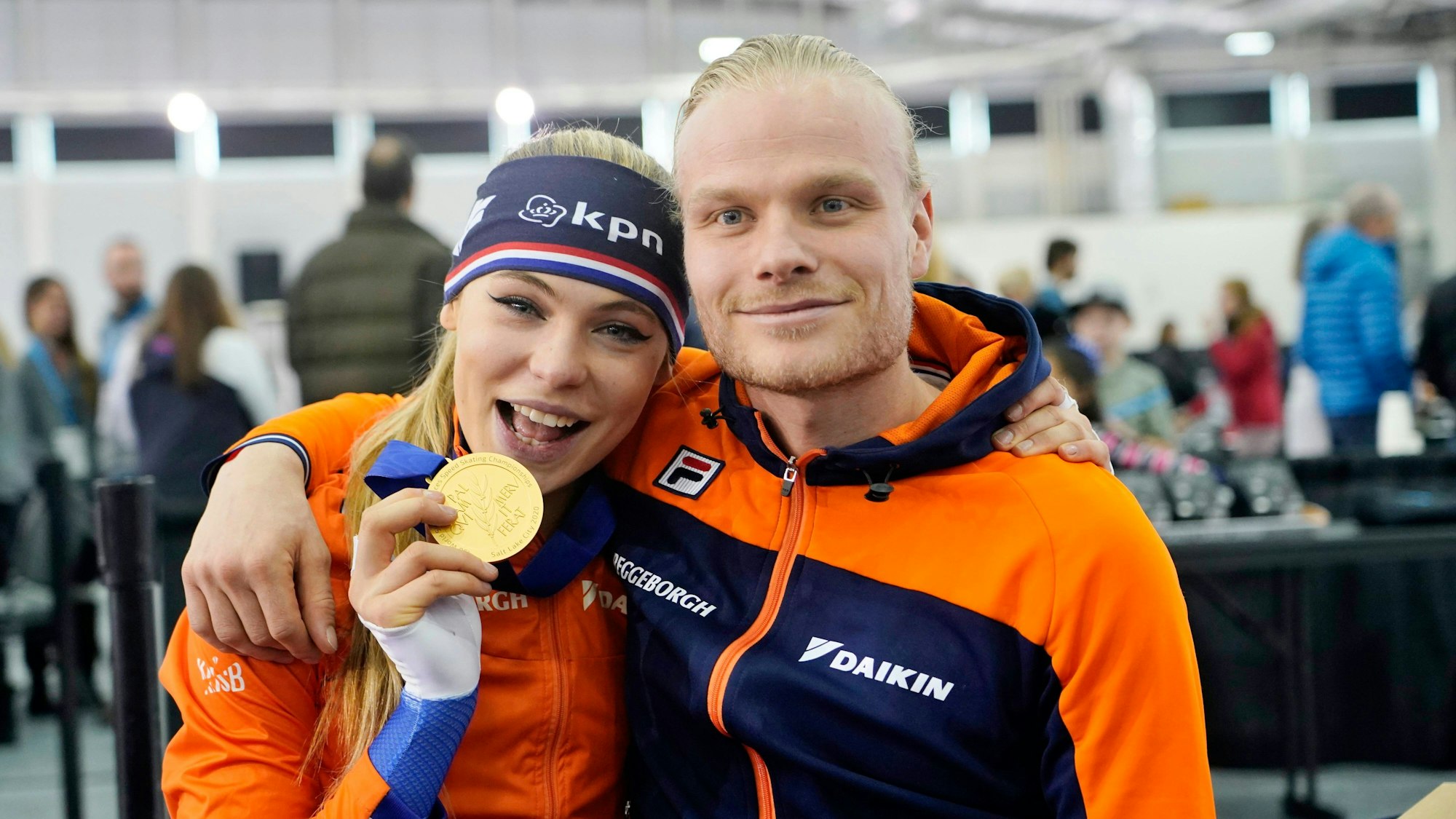 Jutta Leerdam und Koen Verweij lächeln in die Kamera