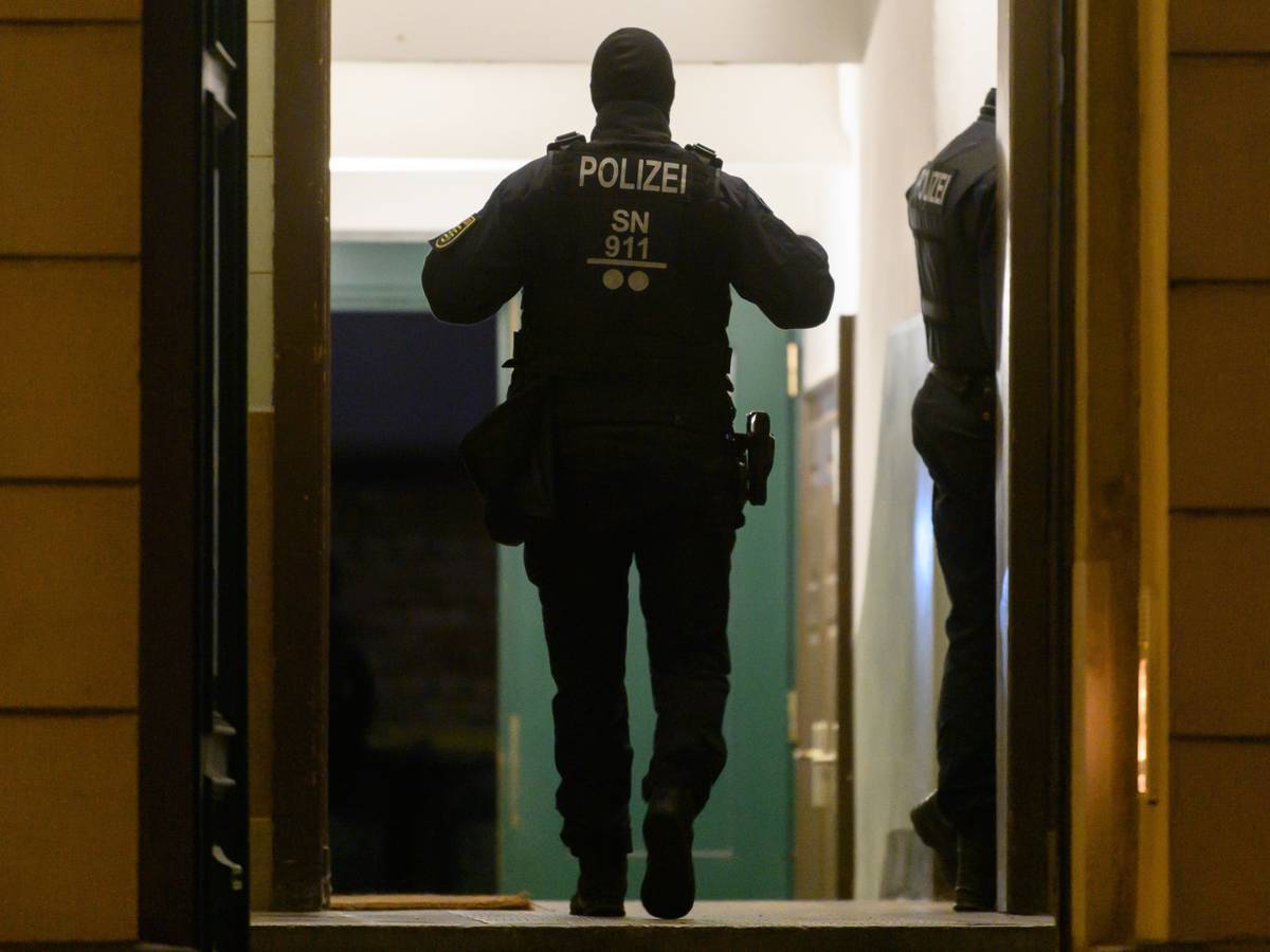 Polizisten stehen während einer Razzia in einem Haus im Stadtteil Dresden-Pieschen.