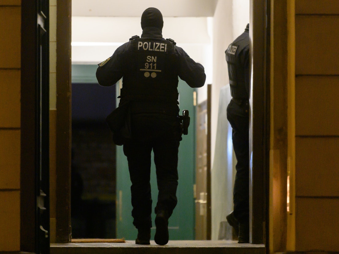 Polizisten stehen während einer Razzia in einem Haus im Stadtteil Dresden-Pieschen.