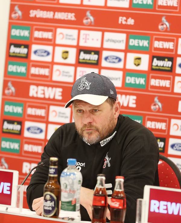 Steffen Baumgart spricht vor dem Auswärtsspiel beim VfL Bochum auf der Pressekonferenz am Geißbockheim.