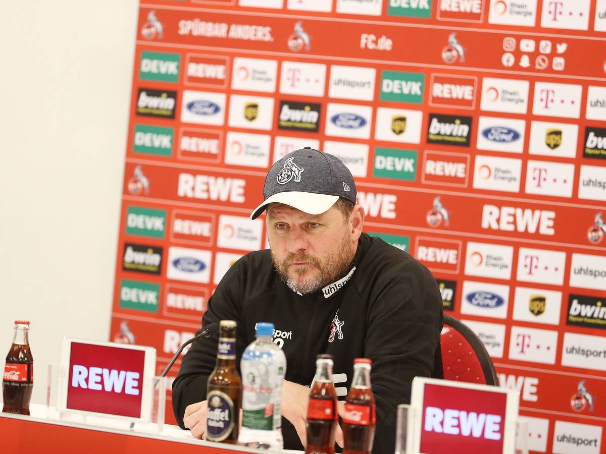 Steffen Baumgart spricht vor dem Auswärtsspiel beim VfL Bochum auf der Pressekonferenz am Geißbockheim.