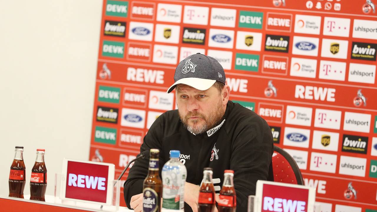 Steffen Baumgart spricht vor dem Auswärtsspiel beim VfL Bochum auf der Pressekonferenz am Geißbockheim.