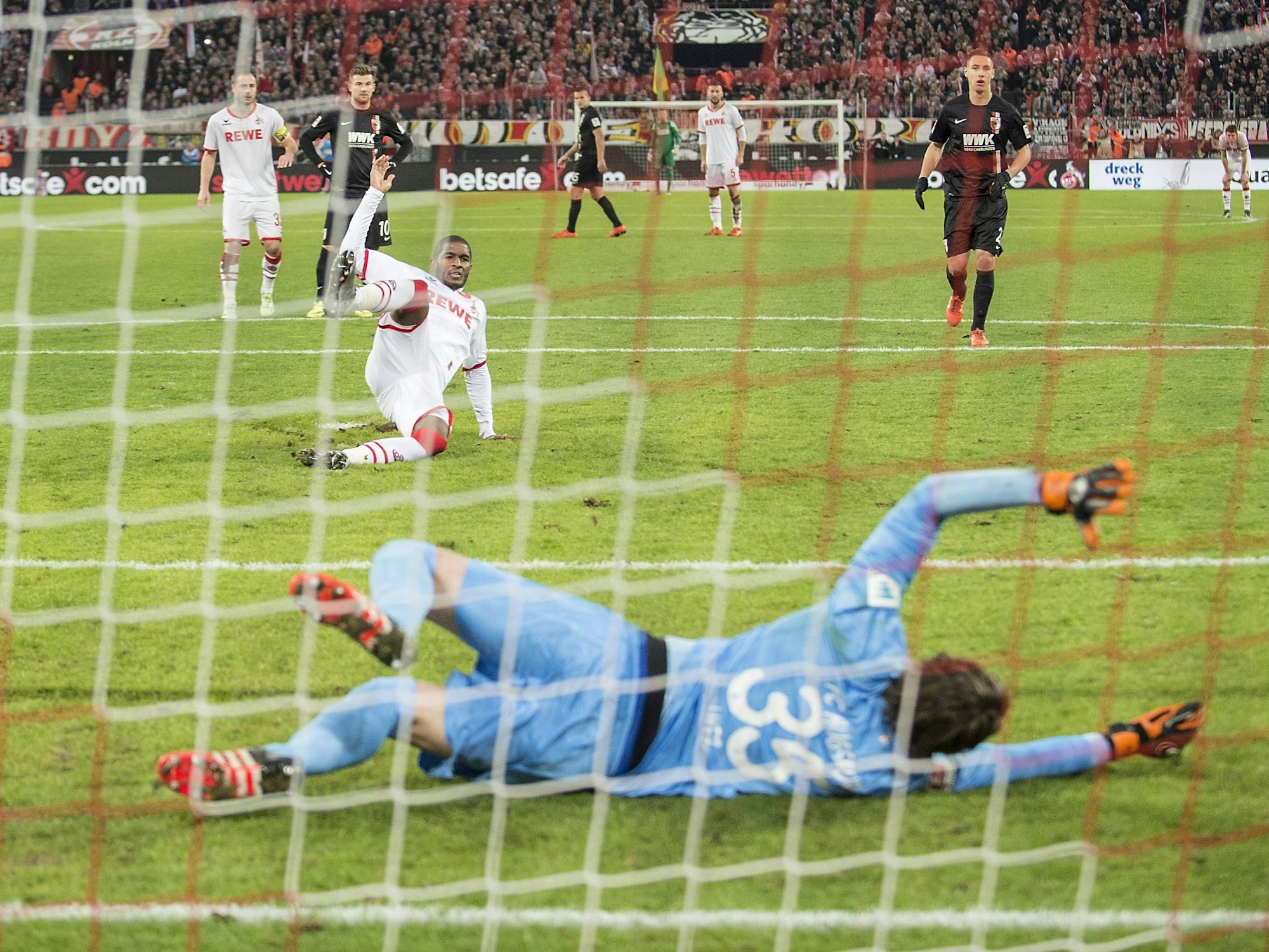 Aus der Hintertorperspektive: Anthony Modesete rutscht am Elfmeterpunkt aus, Marwin Hitz hechtet zur Seite.