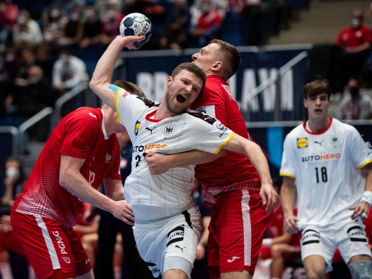 Philipp Weber wird im Handball-Spiel bei der EM gegen Polen gehalten.