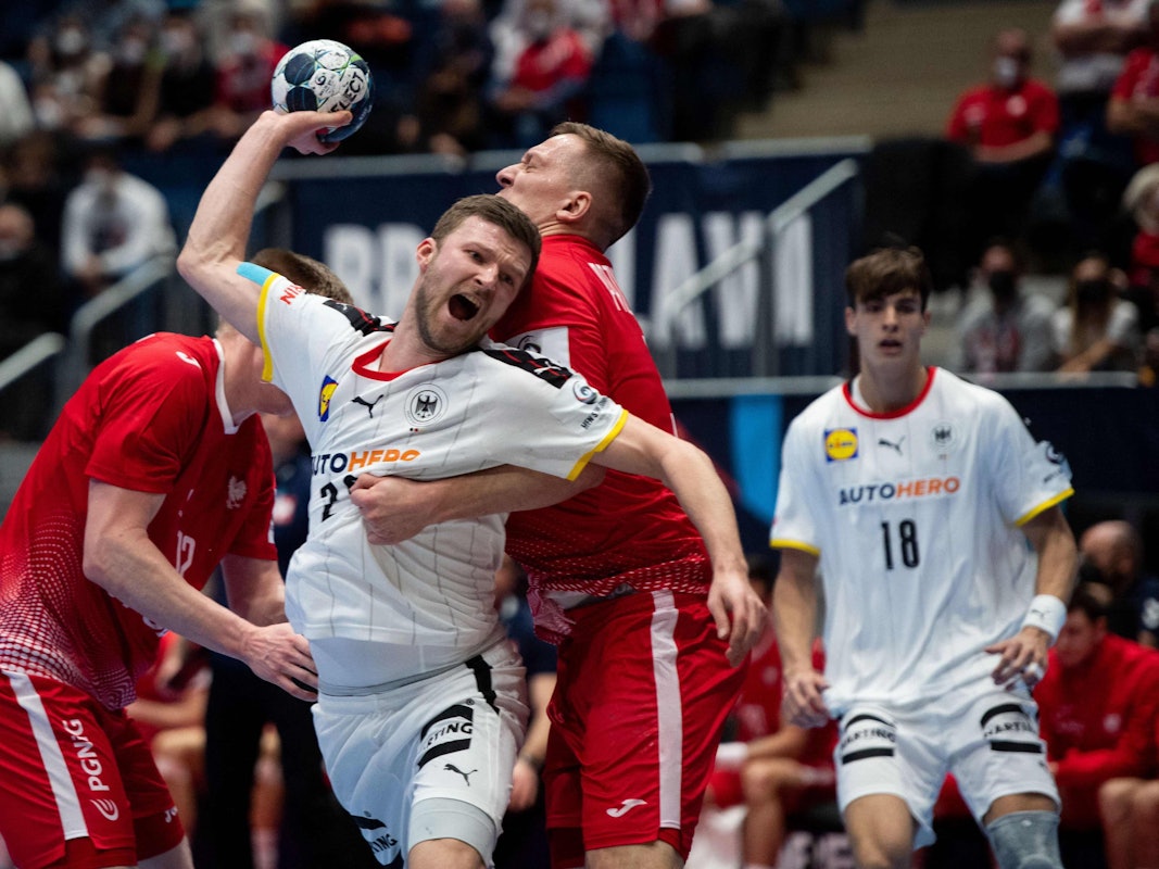 Philipp Weber wird im Handball-Spiel bei der EM gegen Polen gehalten.