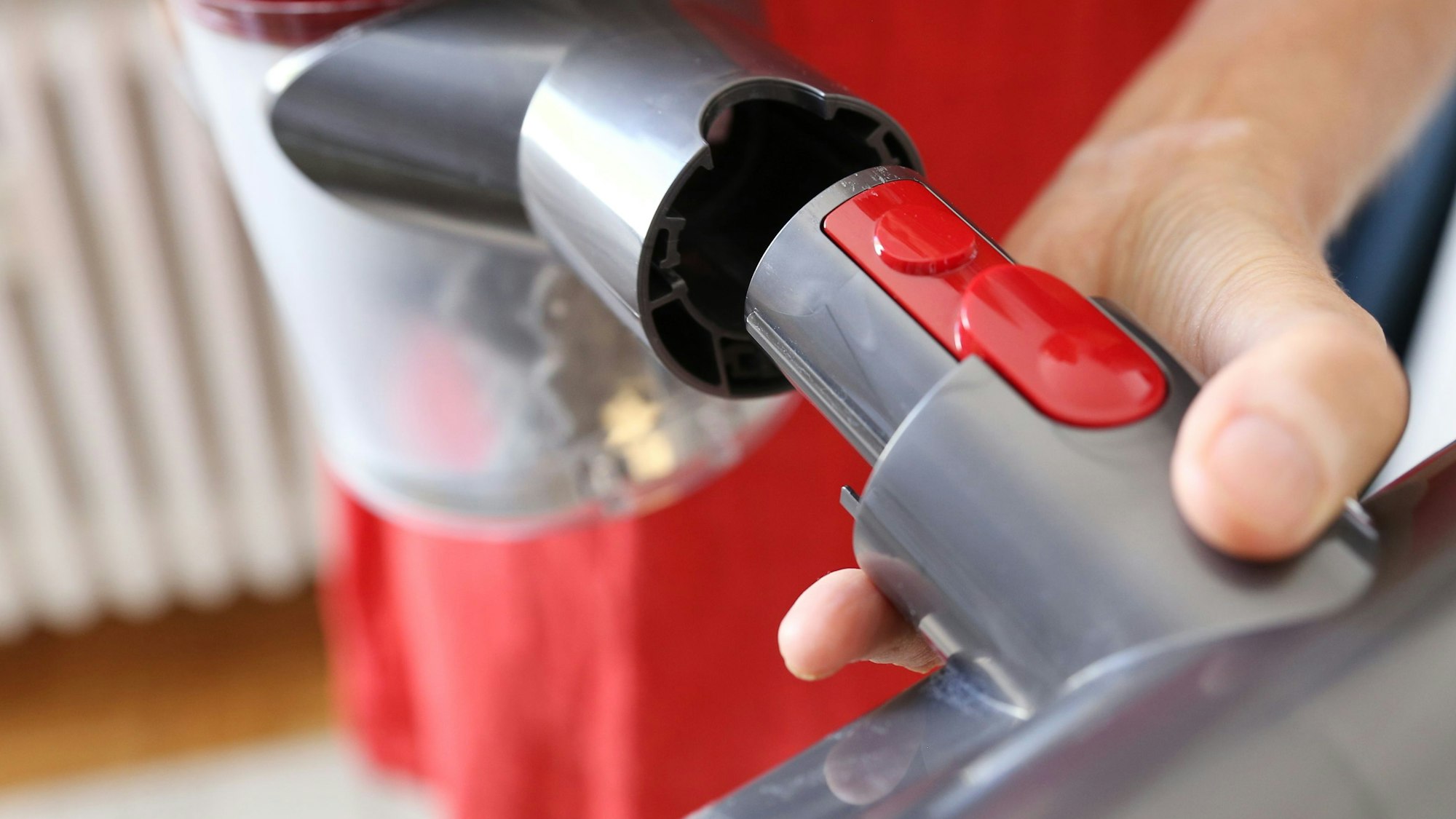 Staubsauger im Test: Die Stiftung Warentest hat aktuell Staubsauger (Akkustaubsauger und Kabelstaubsauger) genau unter die Lupe genommen. Es gab einen ganz klaren Testsieger. Unser Symbolbild wurde 2020 aufgenommen.