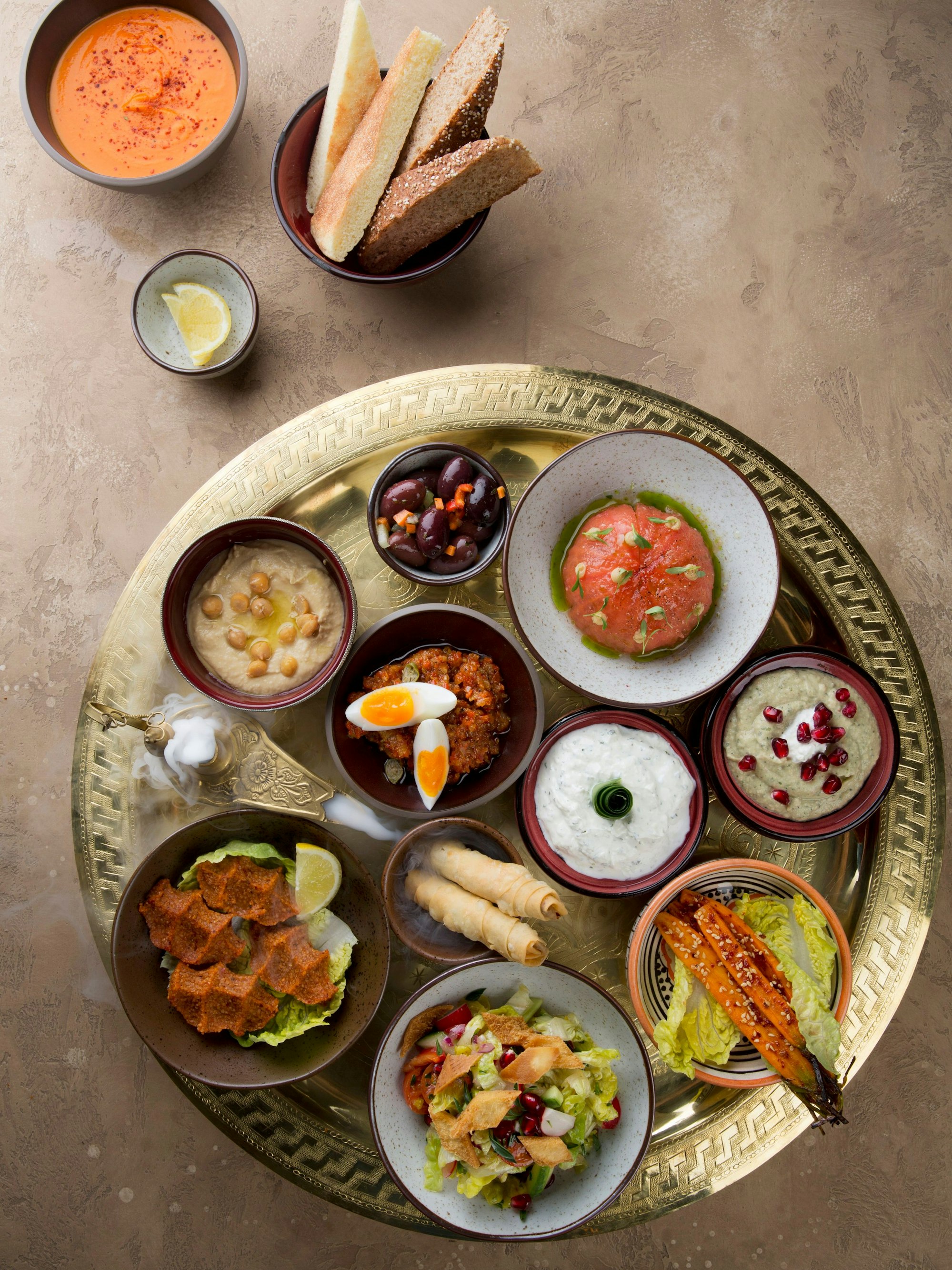 Eine Platte mit zahlreichen Mezze in kleinen Schälchen.