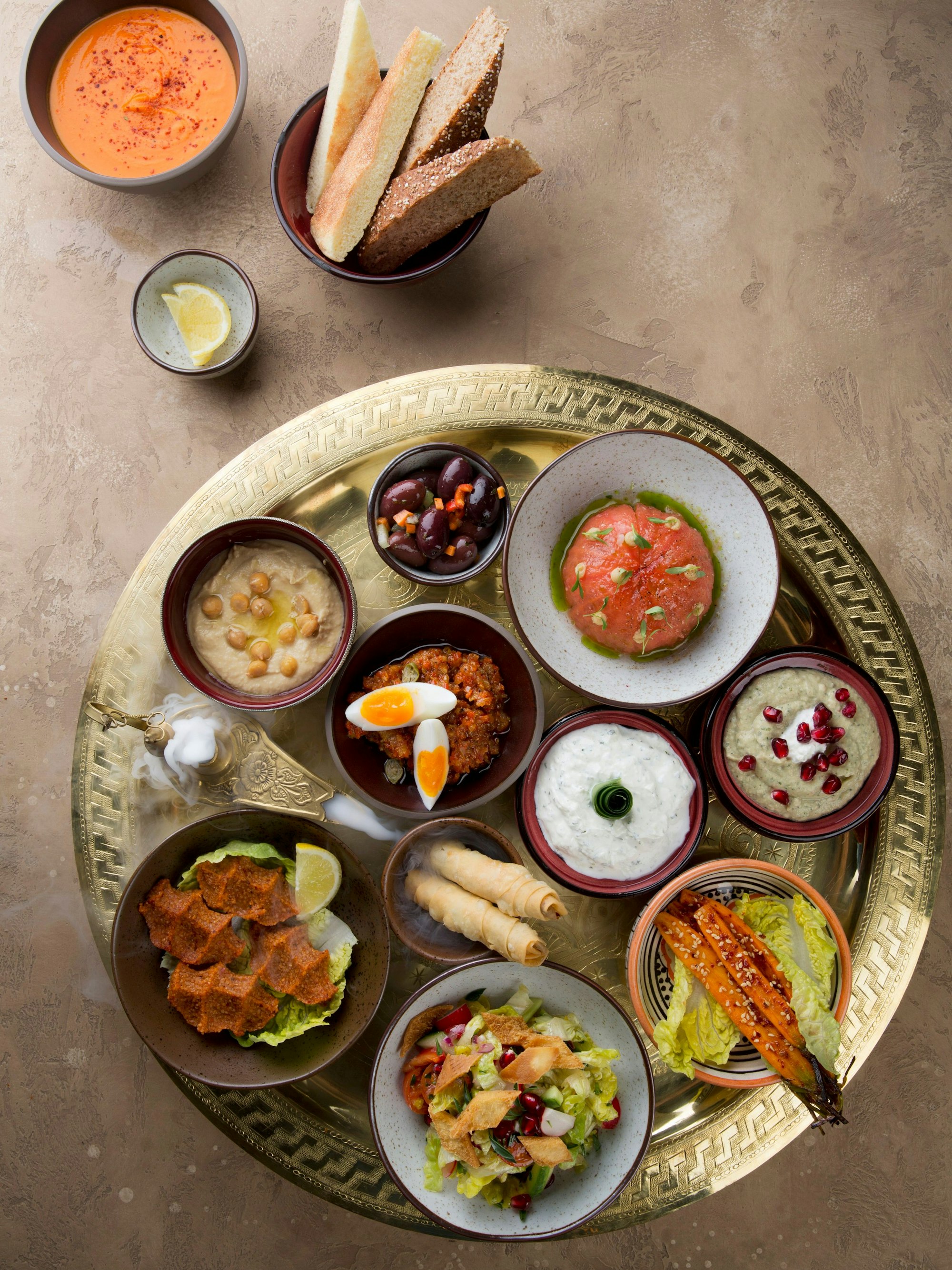 Eine Platte mit zahlreichen Mezze in kleinen Schälchen.