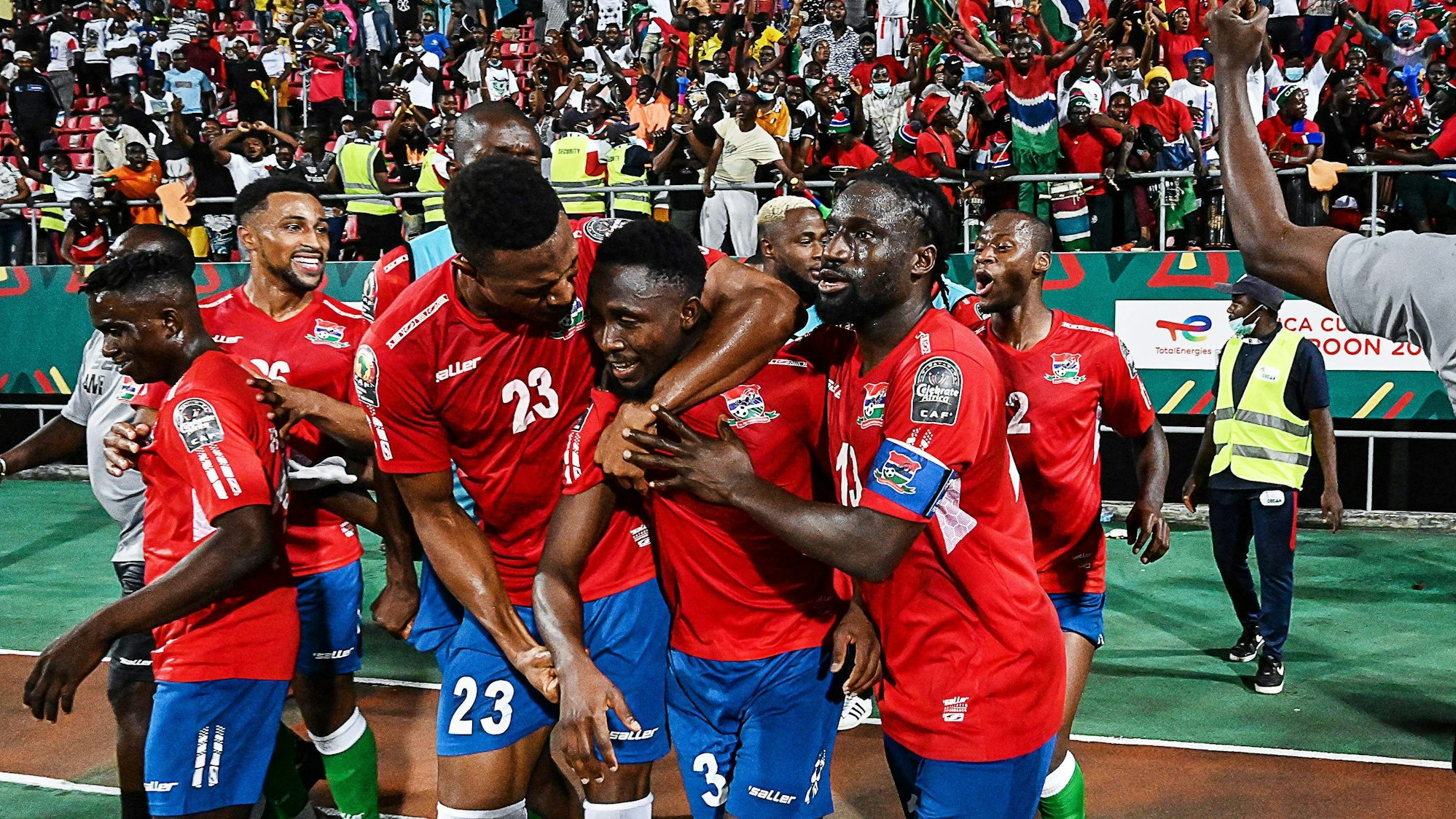 Gambia jubelt über ein Tor von Ablie Jallow.