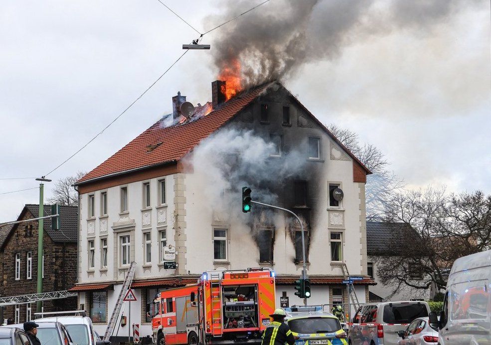 Eine Tote und acht Verletzte bei Hausbrand in Hagen.