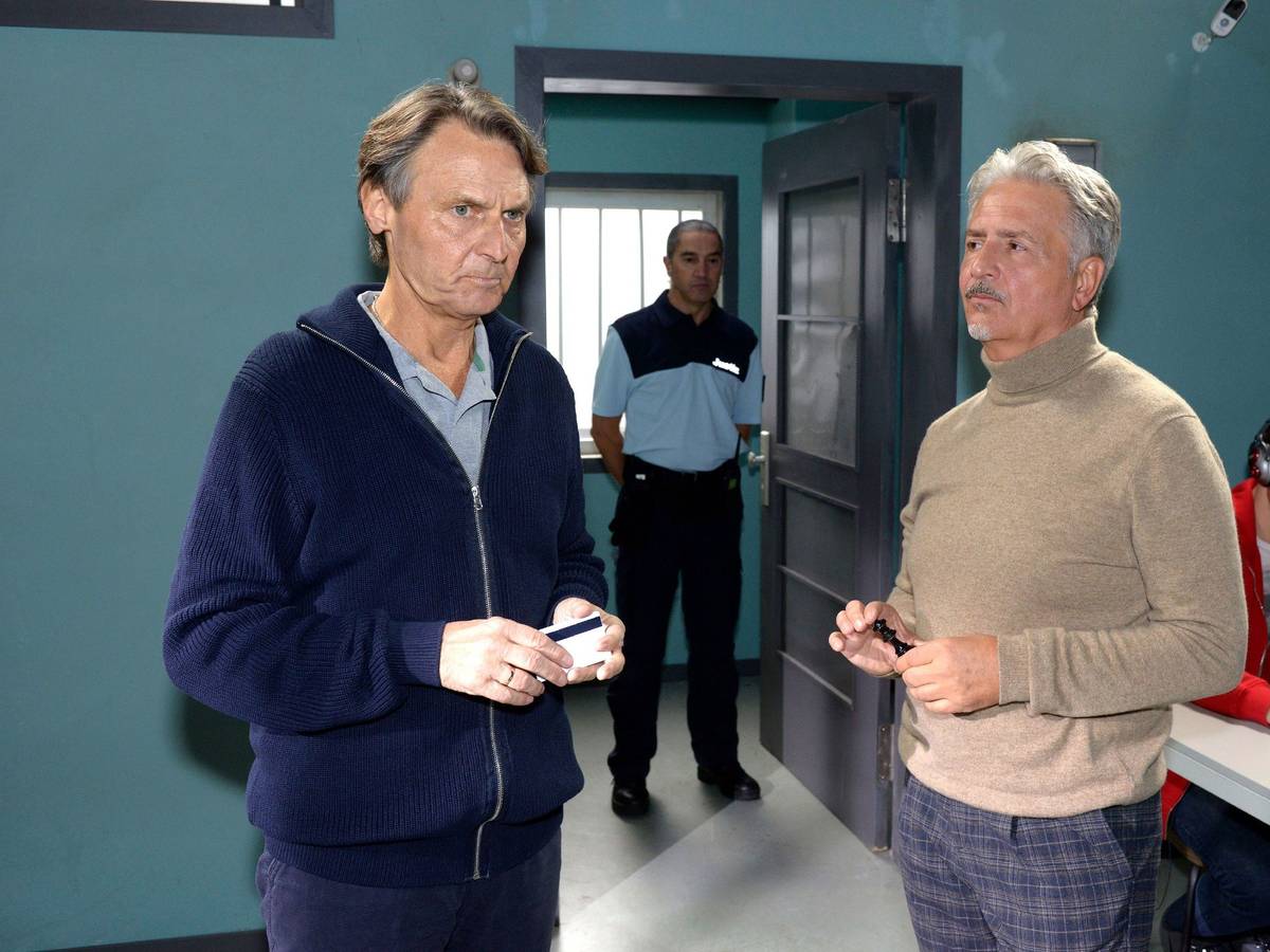 Jo Gerner (Wolfgang Bahro, l.) trifft in der JVA auf seinen Todfeind Bajan Linostrami (Matthias Unger).
