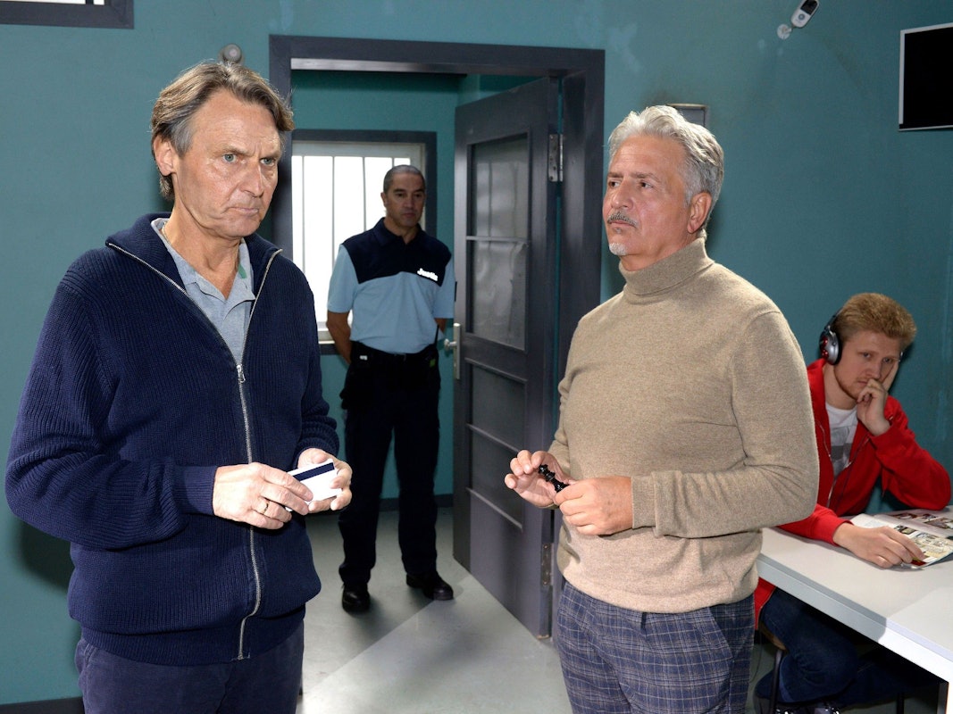 Jo Gerner (Wolfgang Bahro, l.) trifft in der JVA auf seinen Todfeind Bajan Linostrami (Matthias Unger).